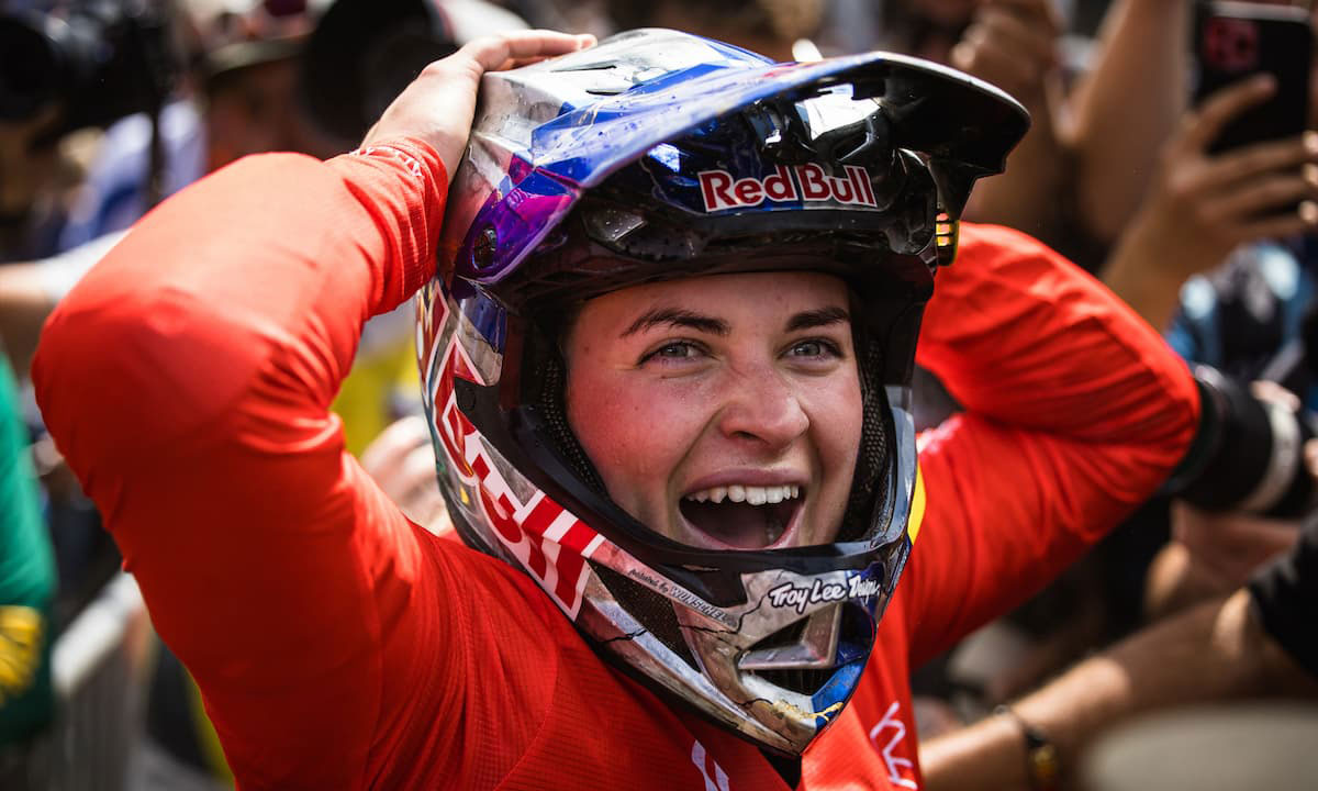 Vali Höll is delighted with her victory.