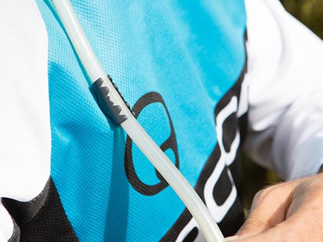 Der Hydrapak® Elite Quantum Clip – die magnetische Trinkschlauch-Befestigung über und unter dem Trikot.