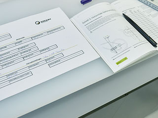 Aufgeklapptes Fitting Box Handbuch