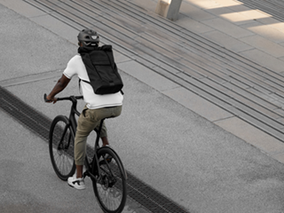 Fahrradfahrer mit dem GS3 Evo unterwegs in der Stadt
