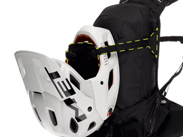 The front flap of the Ergon BX3 Evo offers additional storage space outside the backpack.