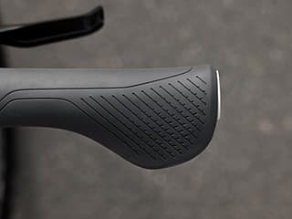The grip-wing distributes the pressure evenly and relieves the wrist
