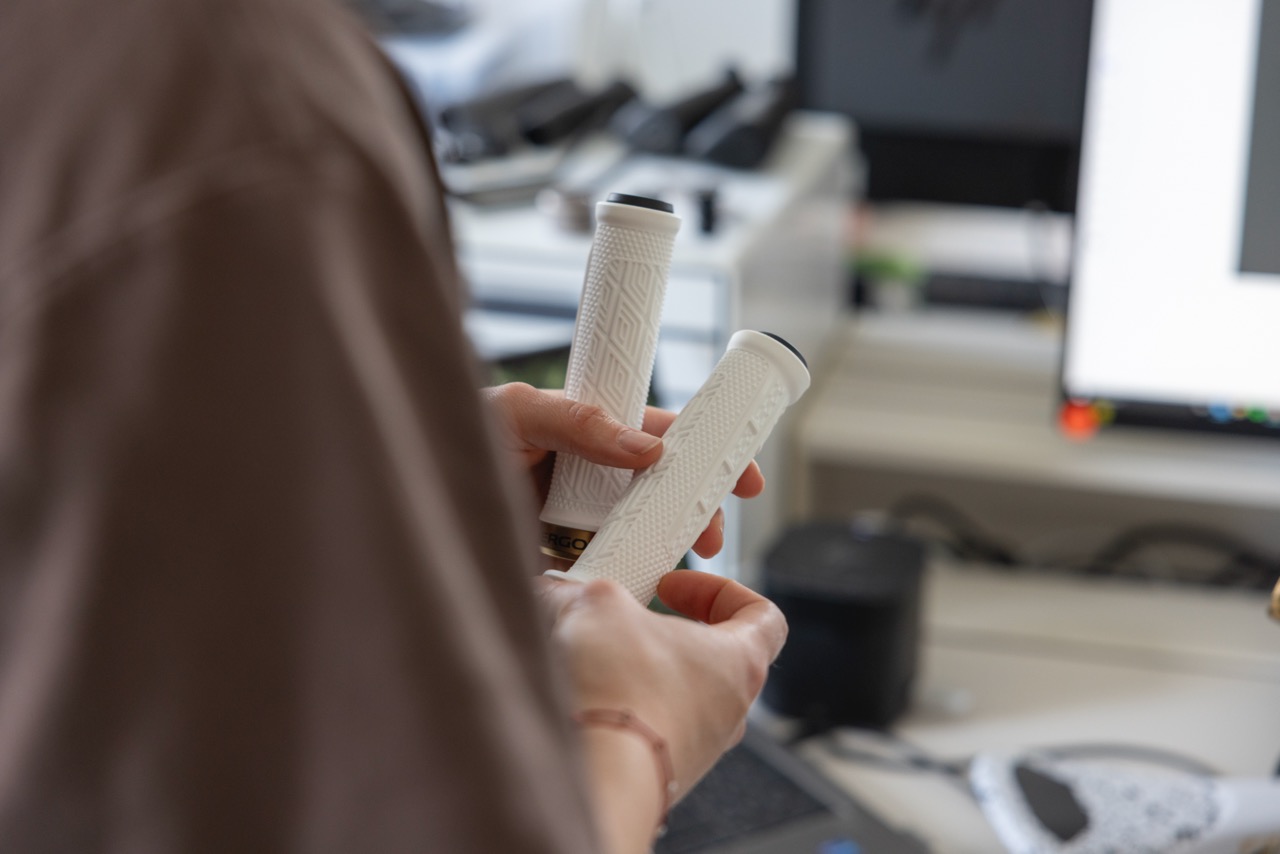 Vali Höll hält ihre individuell designten Fahrradgriffe in der Hand