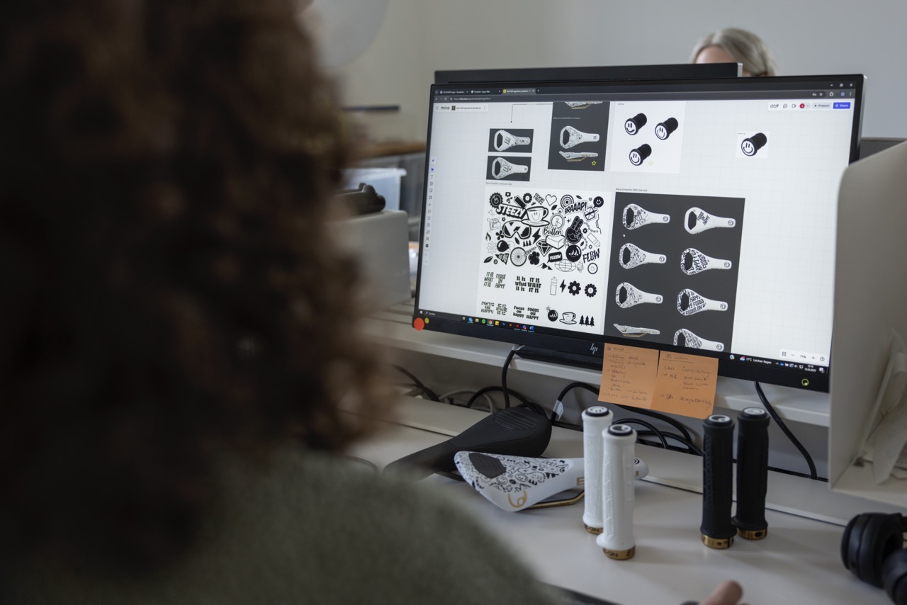 Blick auf Julias PC-Bildschirm mit Entwürfen zur Vali Höll Edition