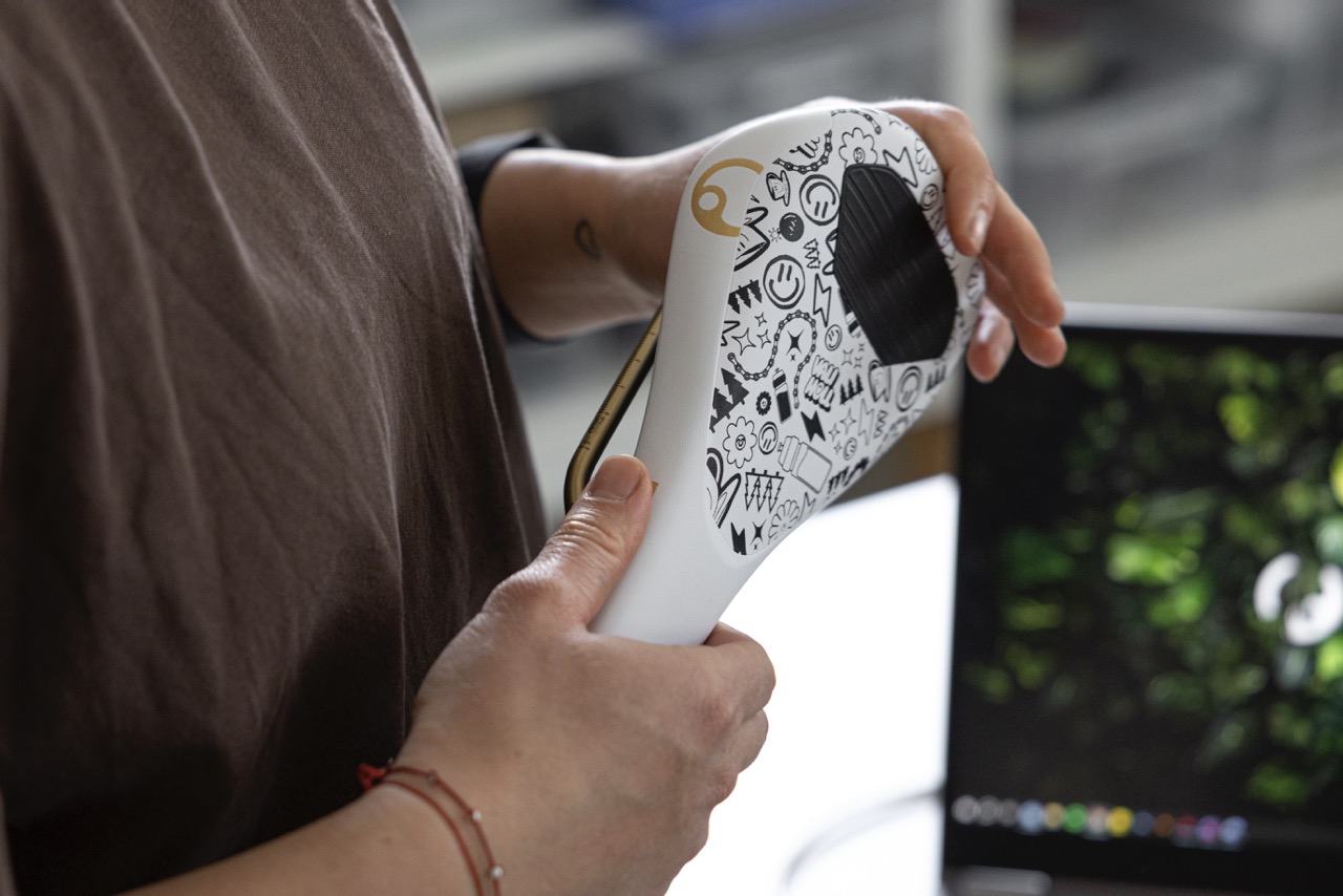 Vali Höll hält ihren individuell designten Sattel in der Hand