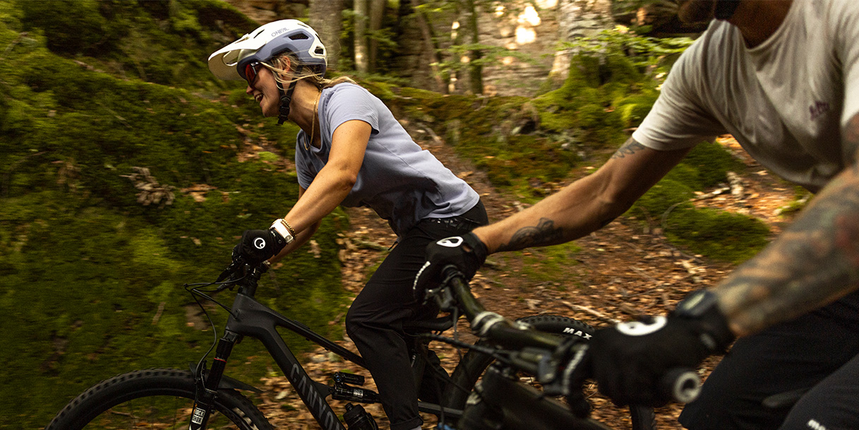Two Mountainbiker in the forest on their Ergon SMS Saddler.