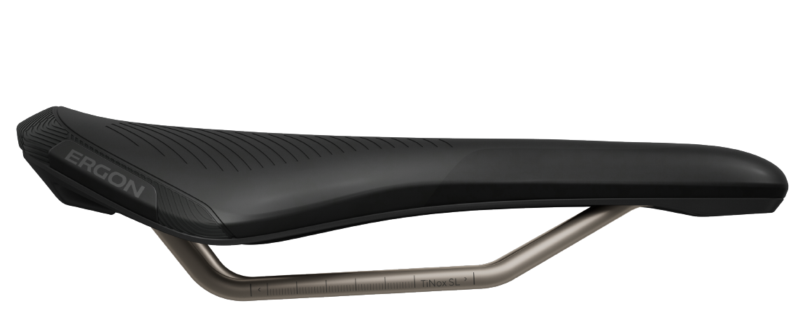 Profilansicht eines Ergon SMS-Sattels. Über seiner Sitzfläche sind drei weiße Kreuze plaziert.