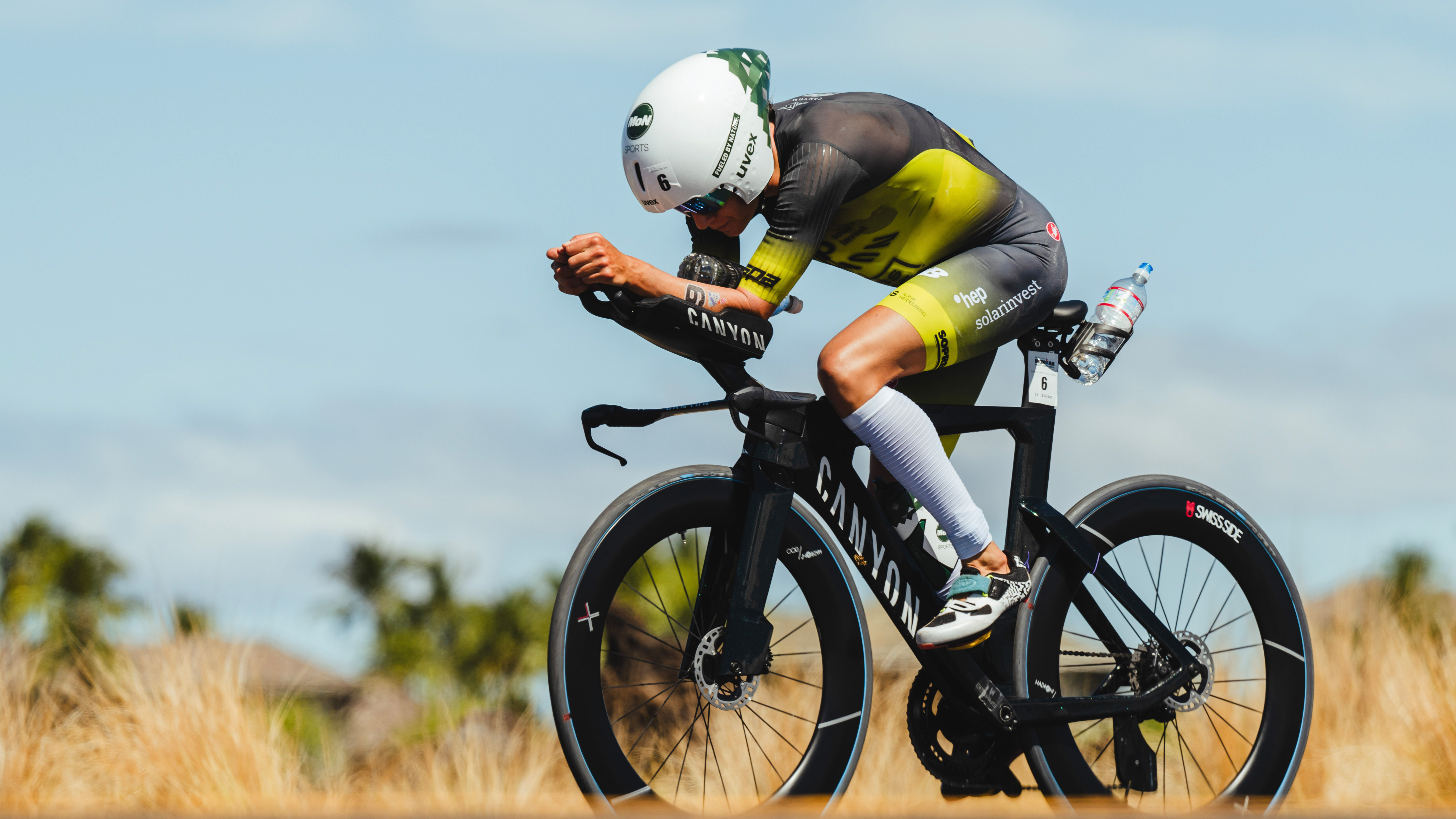Laura Philipp fährt auf ihrem Canyon-Zeitfahrrad in aerodynamischer Position, ausgestattet mit Ergon-Komponenten, während sie auf der Straße maximale Geschwindigkeit erzielt.