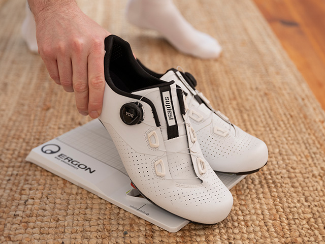 Ein Radschuh wird mithilfe des Cleat Tools eingestellt.