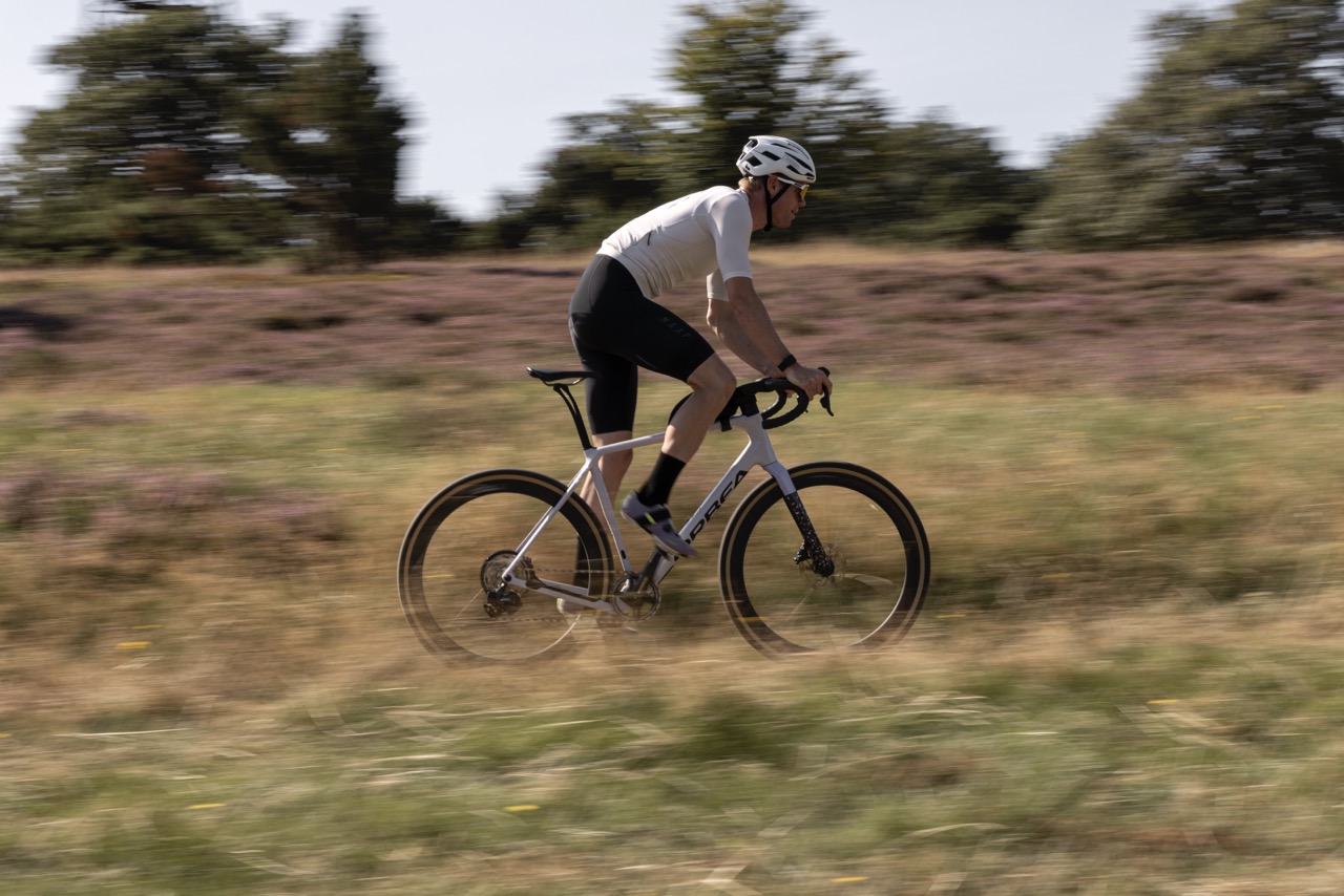 Gravel biker in the field on his Ergon SR Allroad Men saddle.