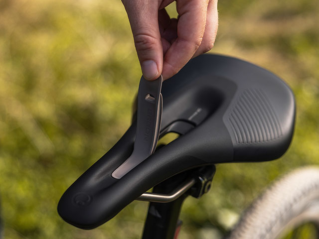 Damen Fahrradsattel Ergon SR Allroad Pro Carbon Women mit praktischem Wetterschutz-Inlay für die Entlastungsöffnung für nasses und kaltes Wetter.