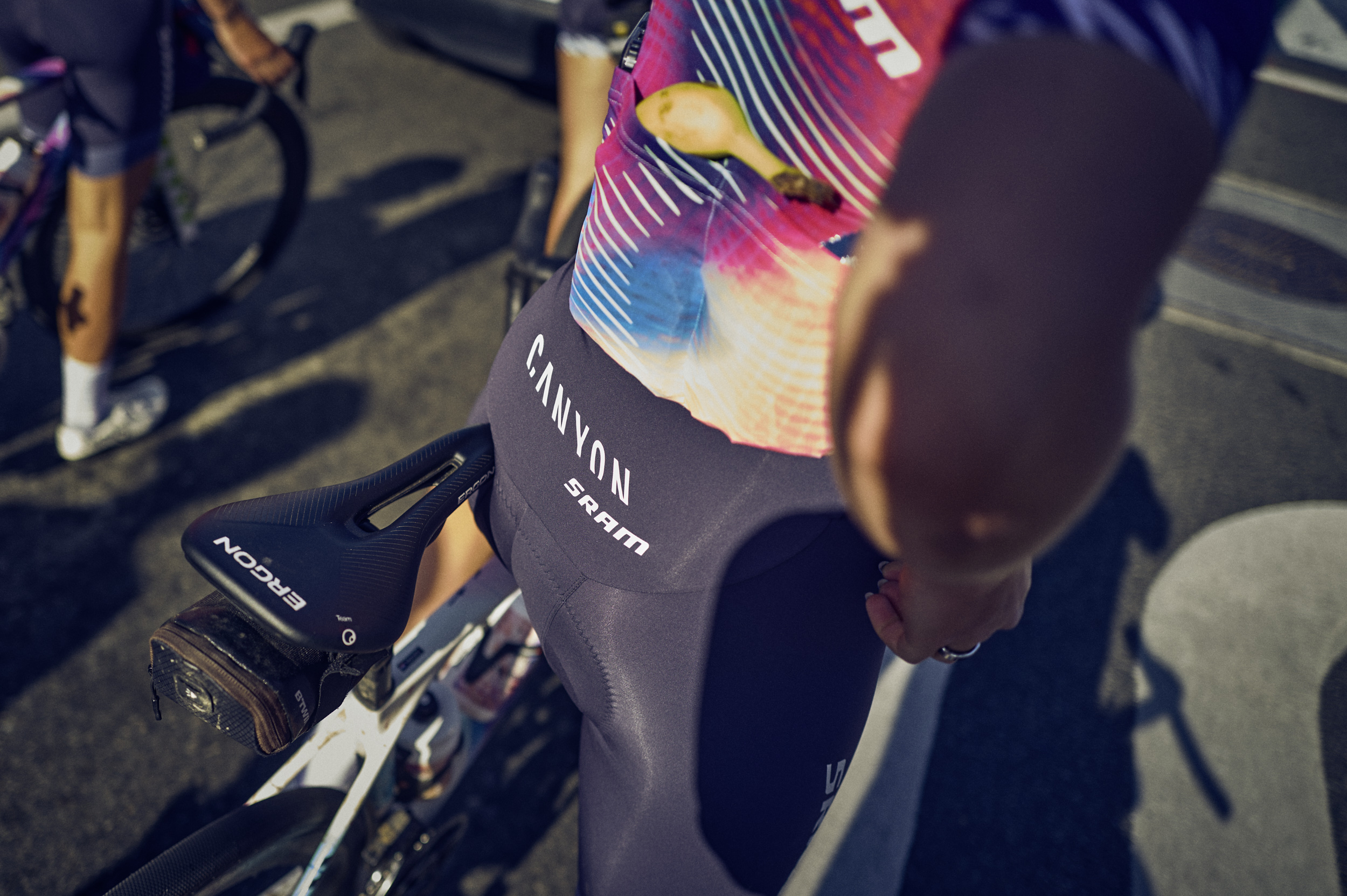 Canyon SRAM Radsportlerin, mit Banane im Trikot.