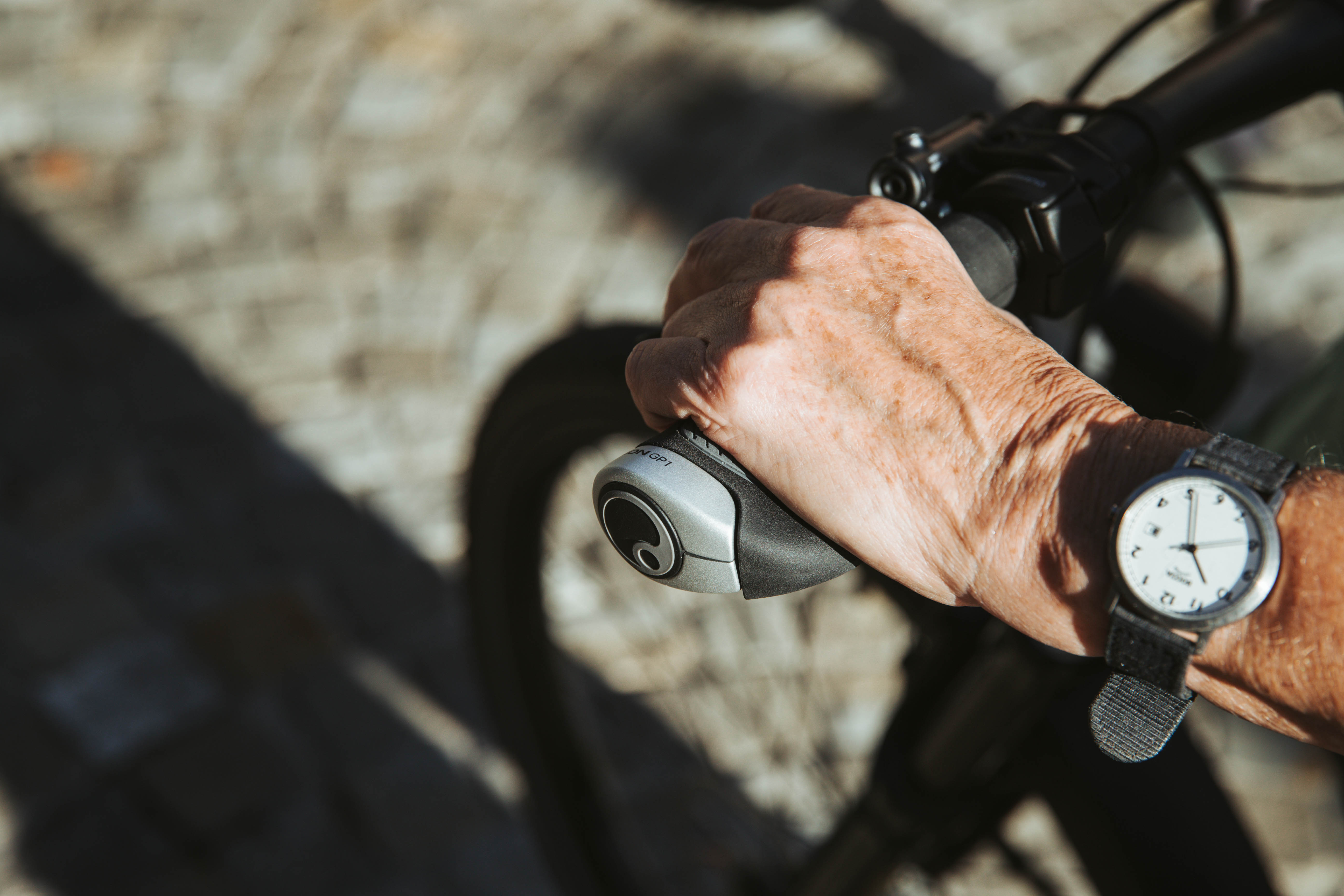 Hand umschließt Ergon GP1 Evo Griff.