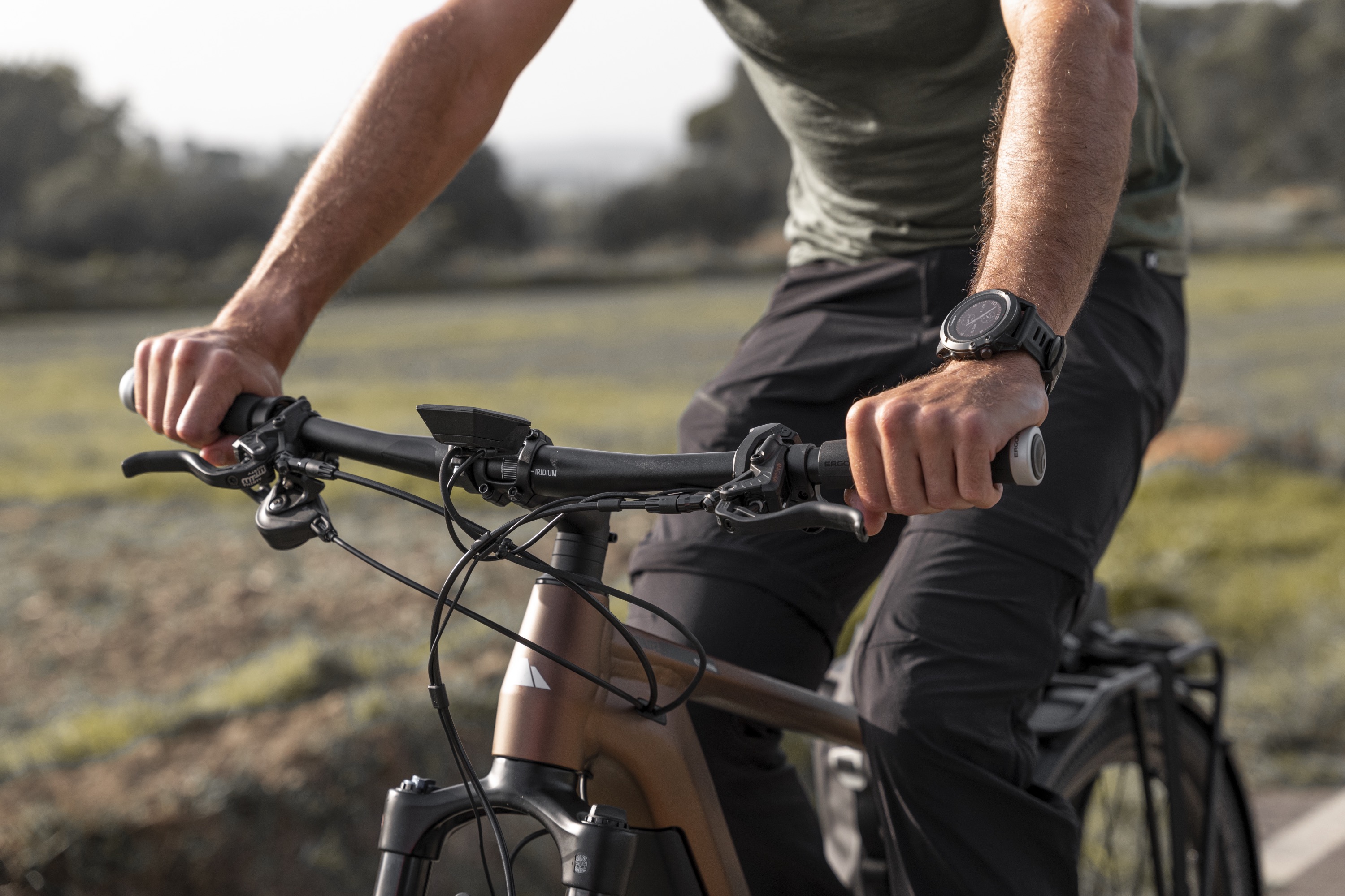 Ein Fahrradfahrer nutzt den GP1 Evo Griff von Ergon. Der Lenker des Fahrrads ist zu sehen, mit einer ländlichen Landschaft im Hintergrund.