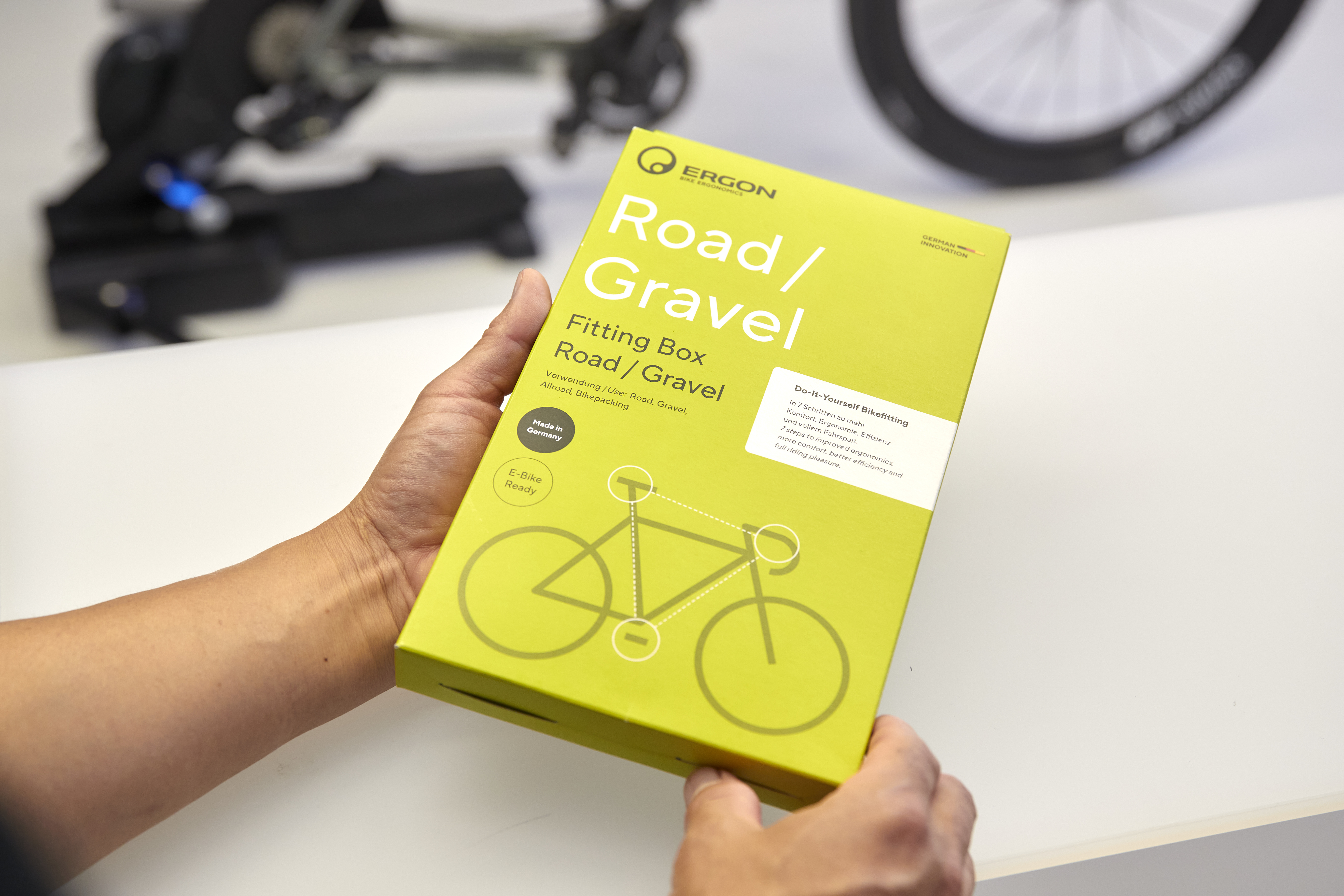 Person holds the Ergon Fitting Box Road / Gravel up to the camera