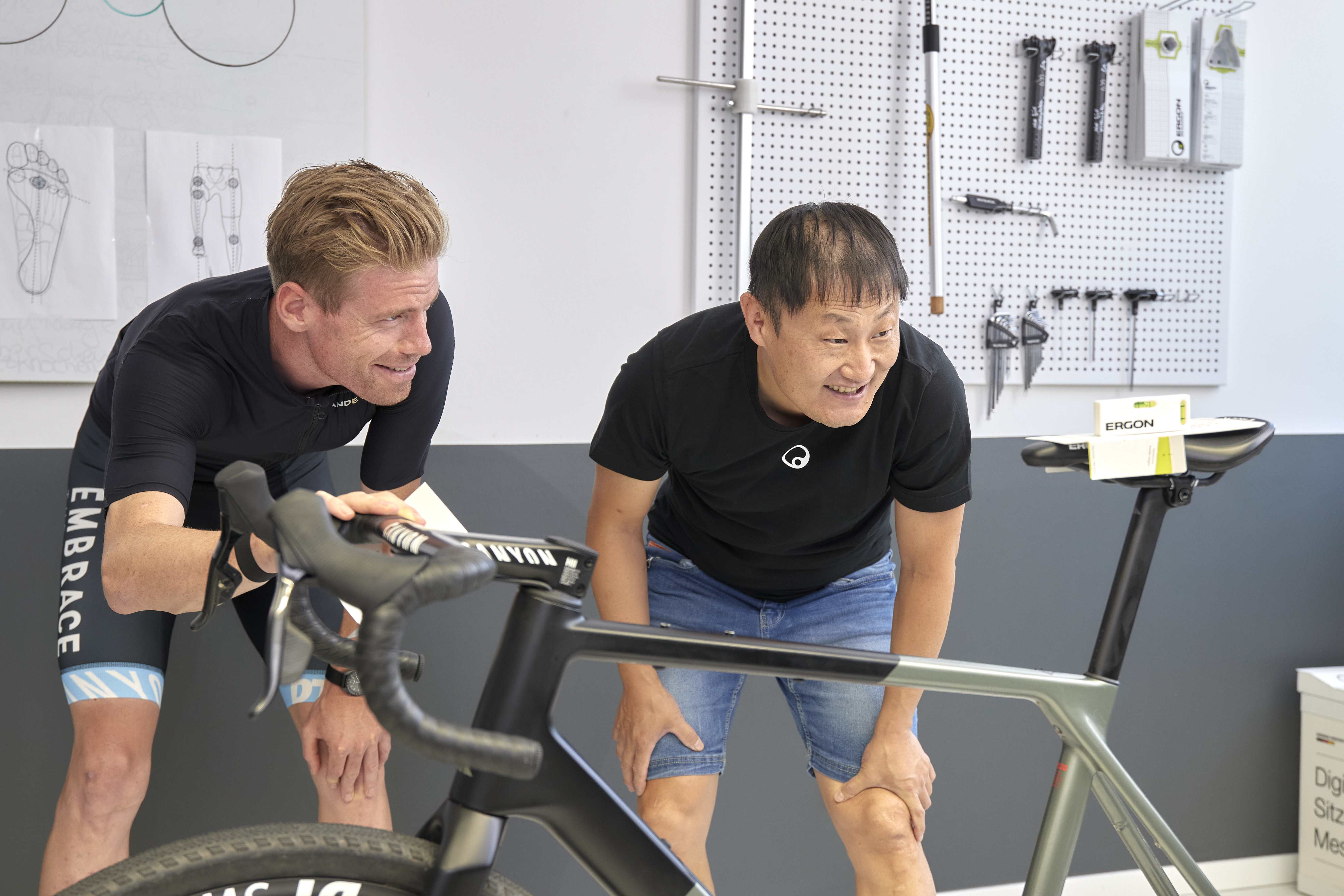 Dr Kim Tofaute misst die korrekte Satteleinstellung am Gravelbike.