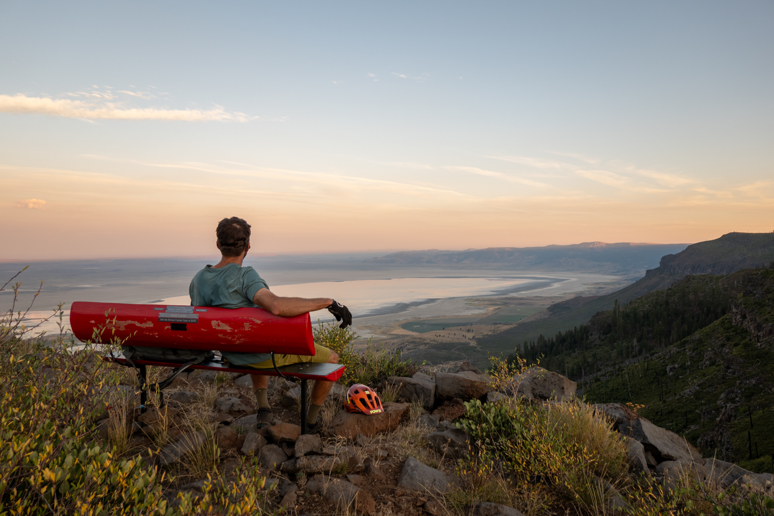 Ein Bikepacker genießt den Blick über eine weite Berglandschaft während seines Long-Distance-Bikepacking-Abenteuers in Amerika. Das Panorama entlang des Orogenesis Trail zeigt die Dimension dieser extremen Ultra-Endurance-Mountainbike-Route – geprägt von abgelegenen Trails, Höhenmetern und selbstversorgtem Bikepacking durch die Wildnis Nordamerikas.