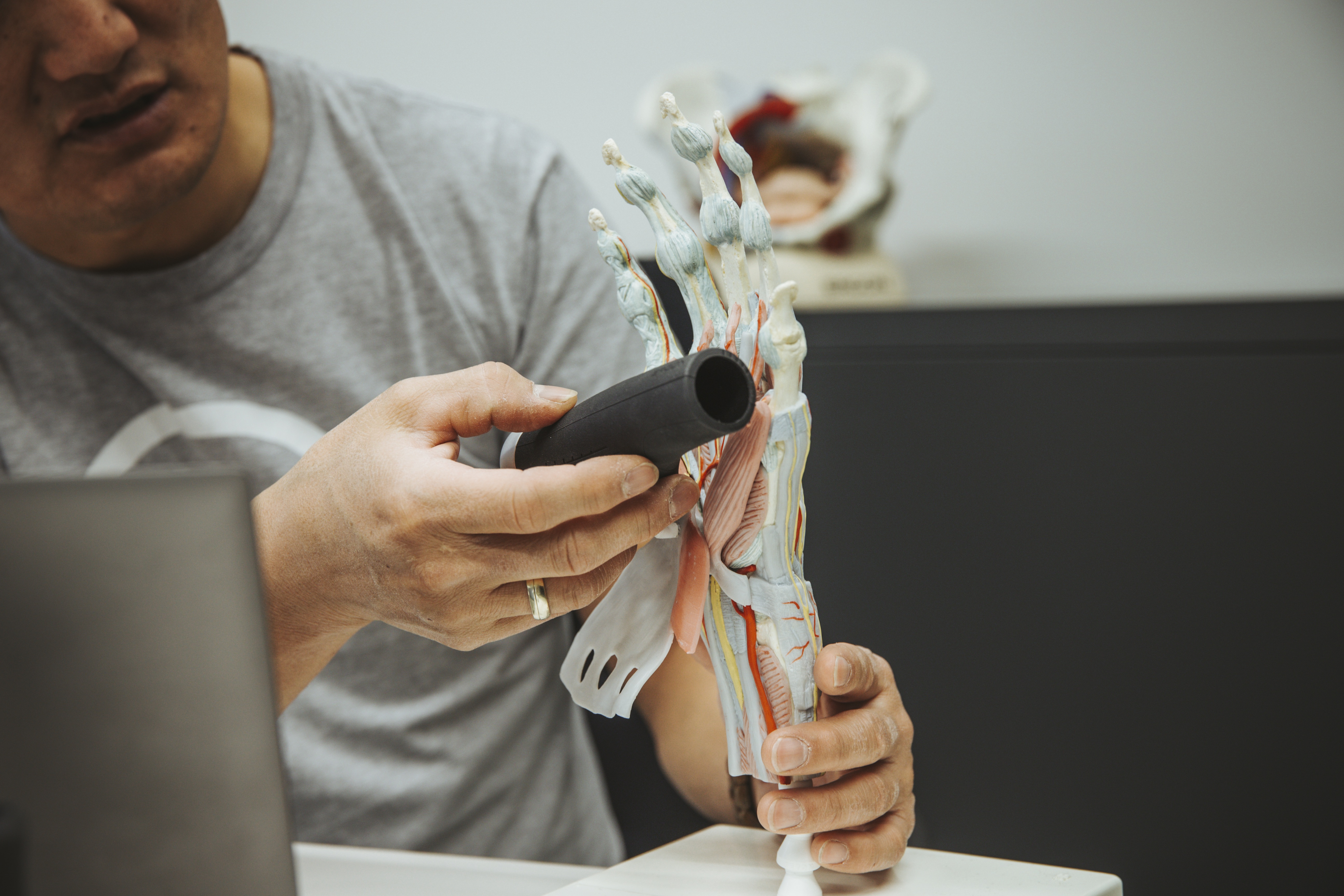 Dr. Kim Tofaute hält Ergon GP1 Griff an Modell einer Hand.