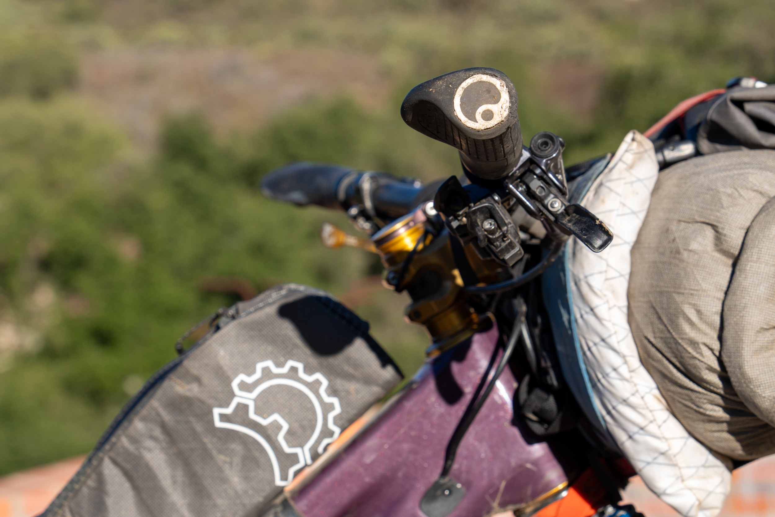 Detailaufnahme des Cockpits von Kurt Refsniders Bike während seines Long-Distance-Bikepacking-Abenteuers in Amerika auf dem Orogenesis Trail. Zu sehen sind die ergonomischen GS1 Evo Griffe, die für Komfort, Druckentlastung und Kontrolle bei Ultra-Endurance-Mountainbiking, mehrtägigen Bikepacking-Touren und anspruchsvollem Offroad-Gelände entwickelt wurden.