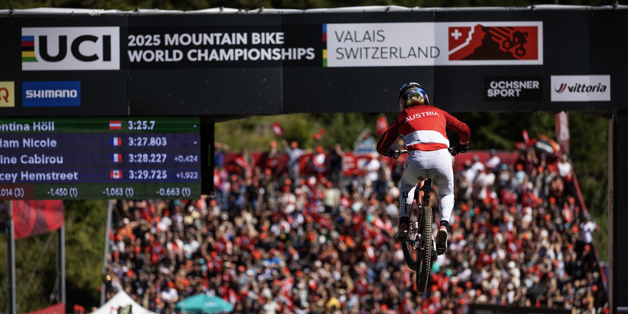 Vali Höll bei der Zieleinfahrt bei der downhill Weltmeisterschaft in Champery