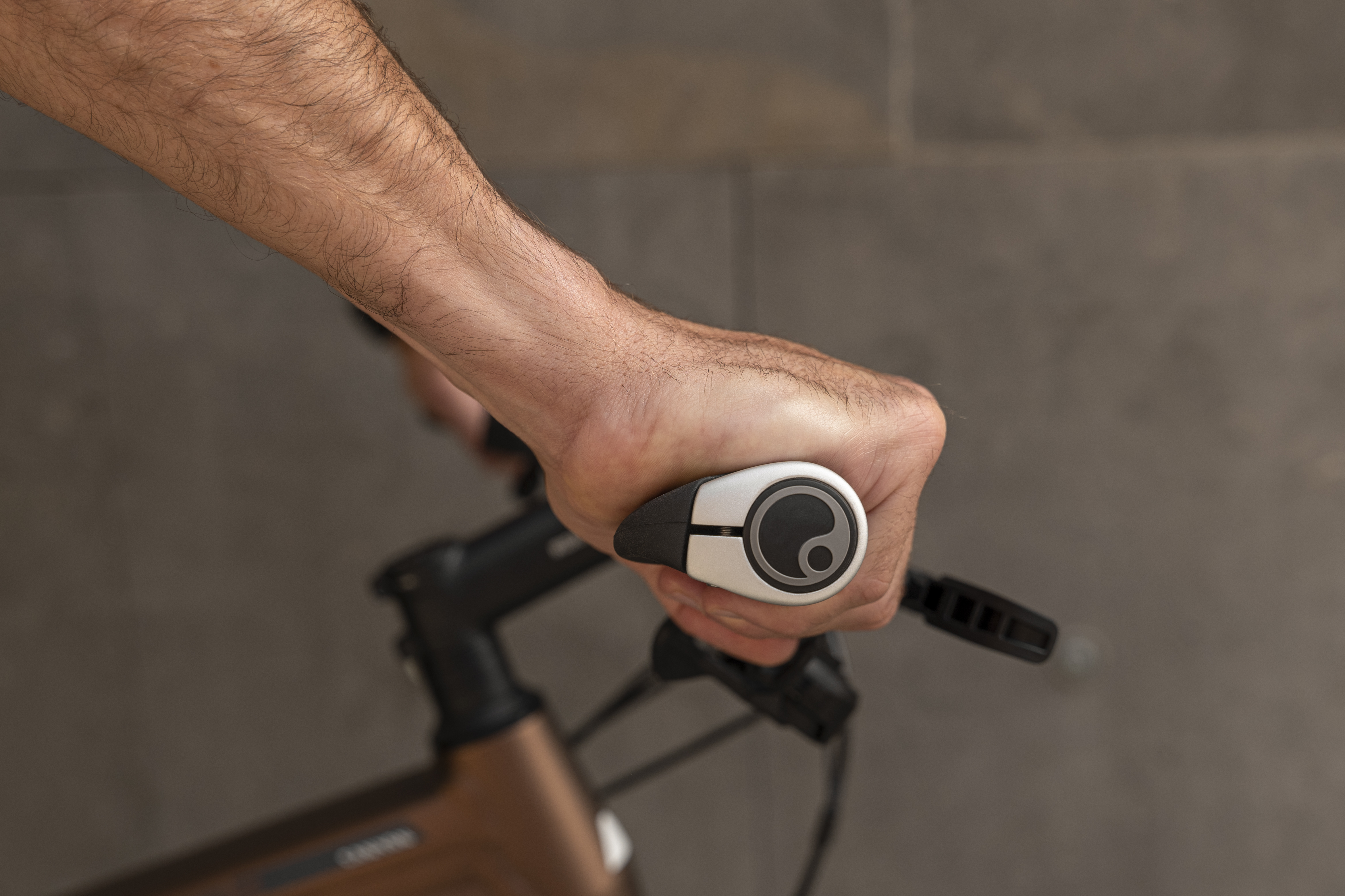 Male hand grips Ergon GP1 Evo handle. 