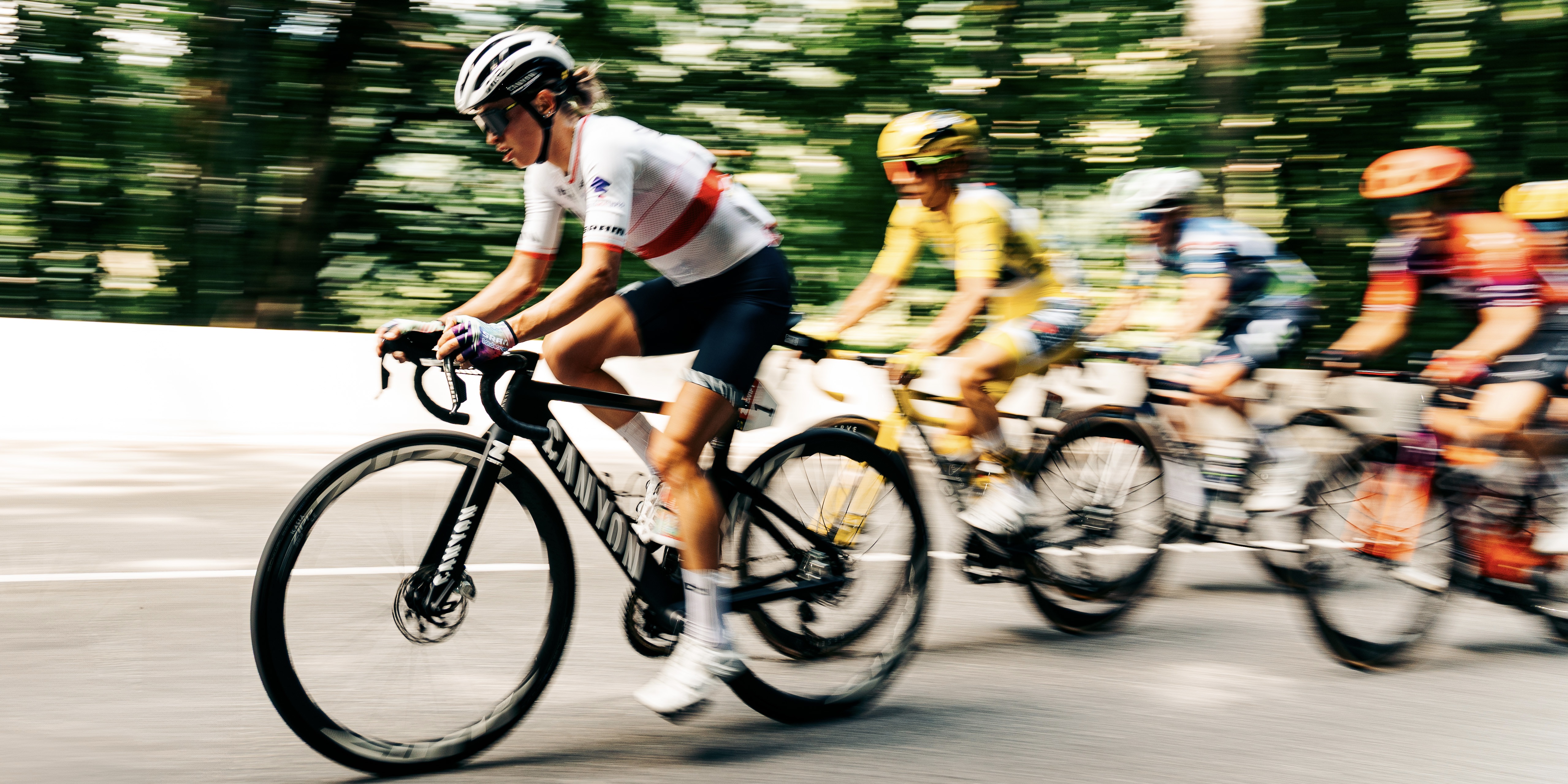 Kasia Niewiadoma führt die Gruppe bei der Tour de France Femmes an