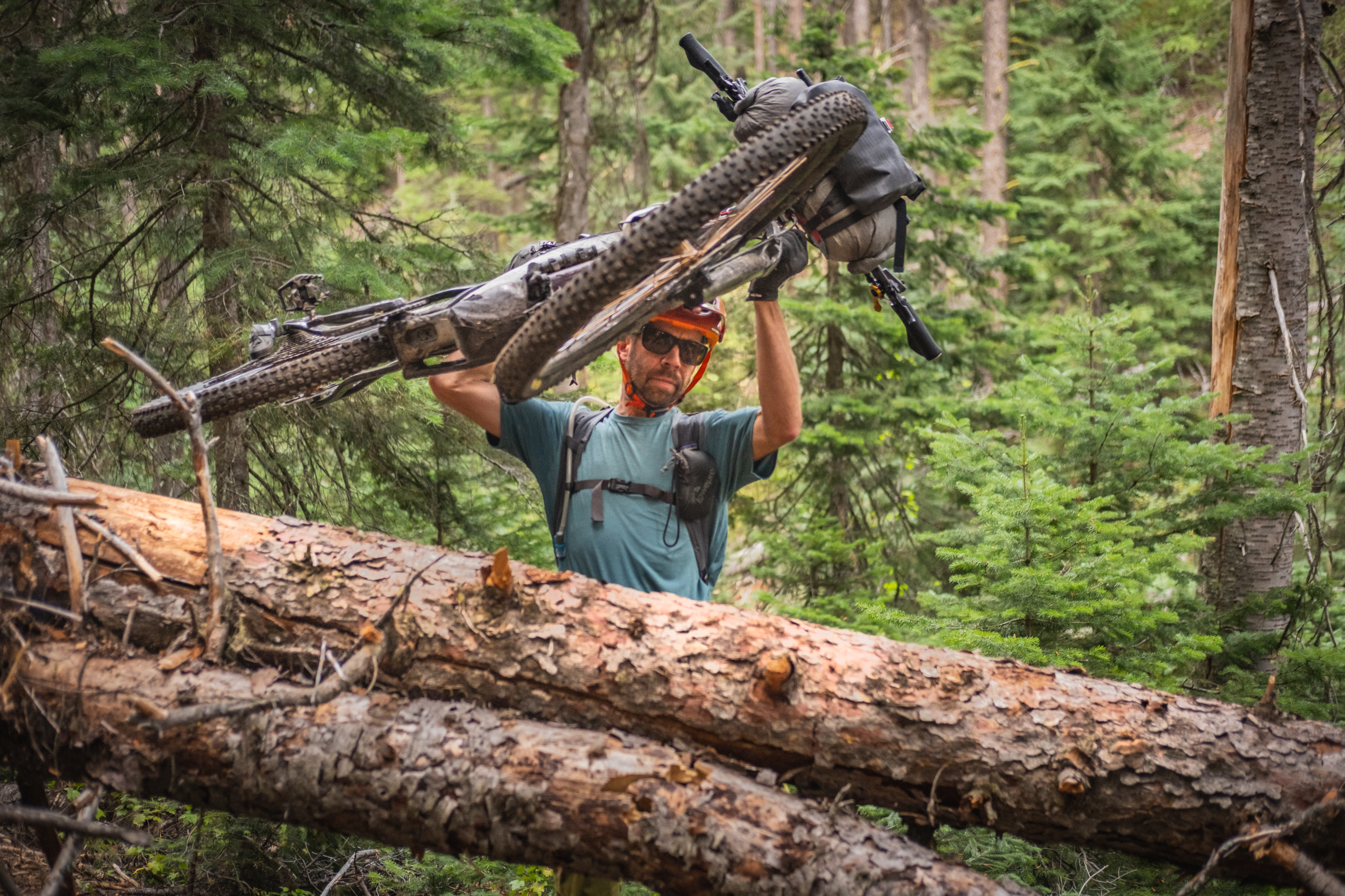 Kurt Refsnider auf dem Orogenesis Trail: Der Ultra-Endurance-Mountainbiker überwindet Hindernisse im Wald während seiner 7.600 Kilometer langen Fahrt von Washington bis Baja California.