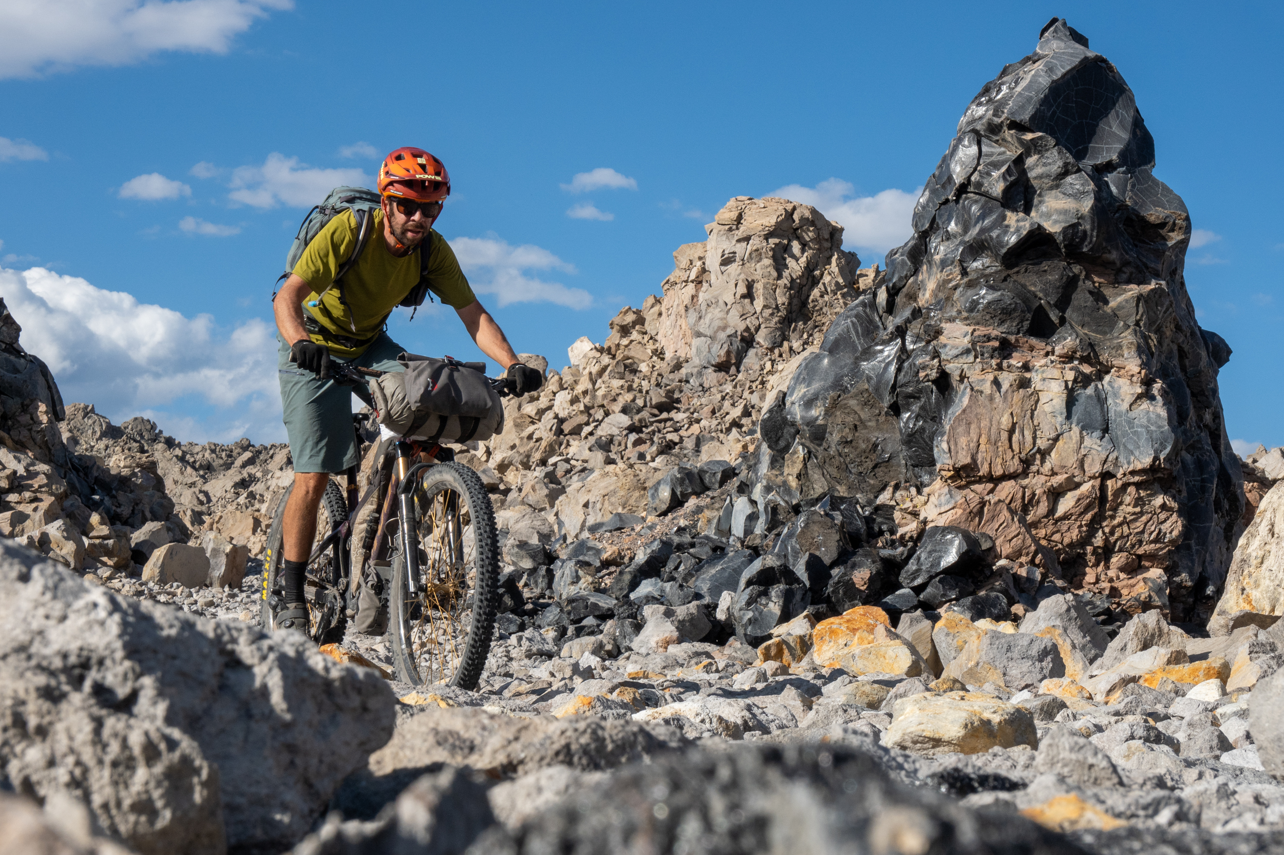 Kurt Refsnider unterwegs auf dem Orogenesis Trail während seines Long-Distance-Bikepacking-Abenteuers in Amerika. Mit beladenem Gravelbike fährt er durch anspruchsvolles, felsiges Terrain – ein typisches Beispiel für Ultra-Endurance-Mountainbiking, selbstversorgtes Bikepacking und extreme Offroad-Routen von der US-kanadischen Grenze bis nach Baja California.