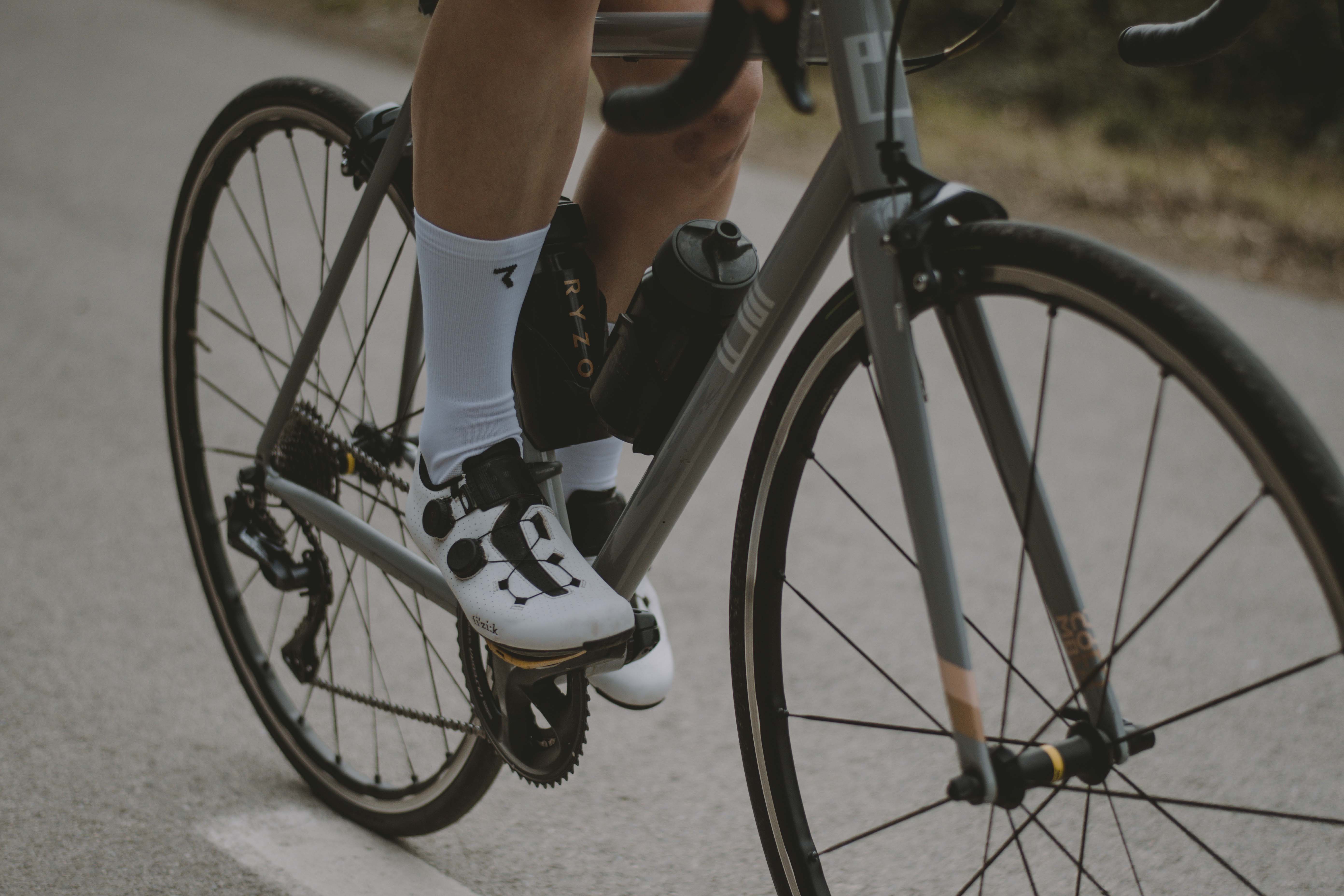 Person auf Rennrad mit Klickschuhen