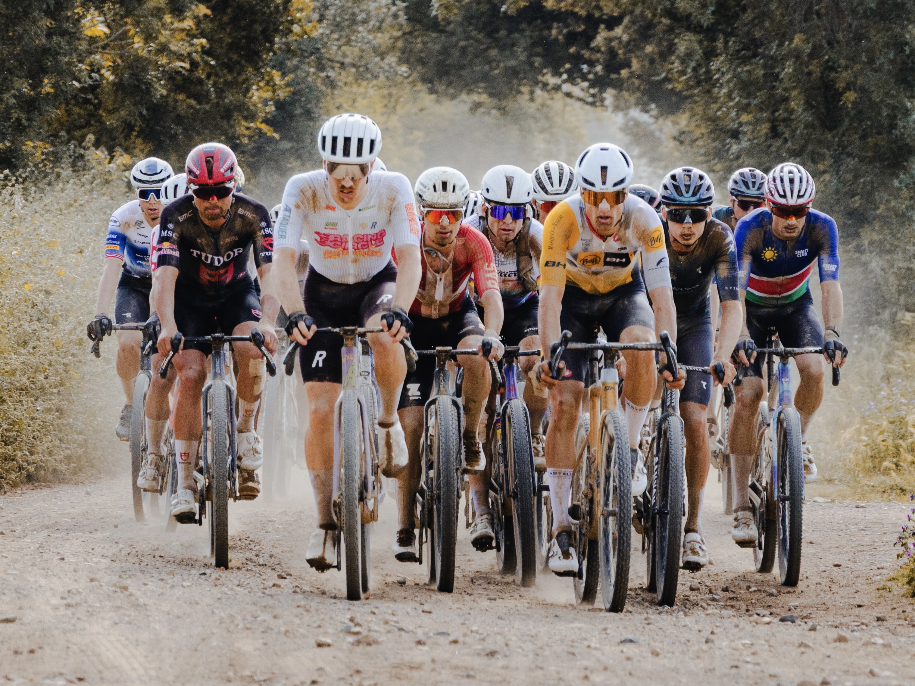 Several riders in the Traka race ride very close together.