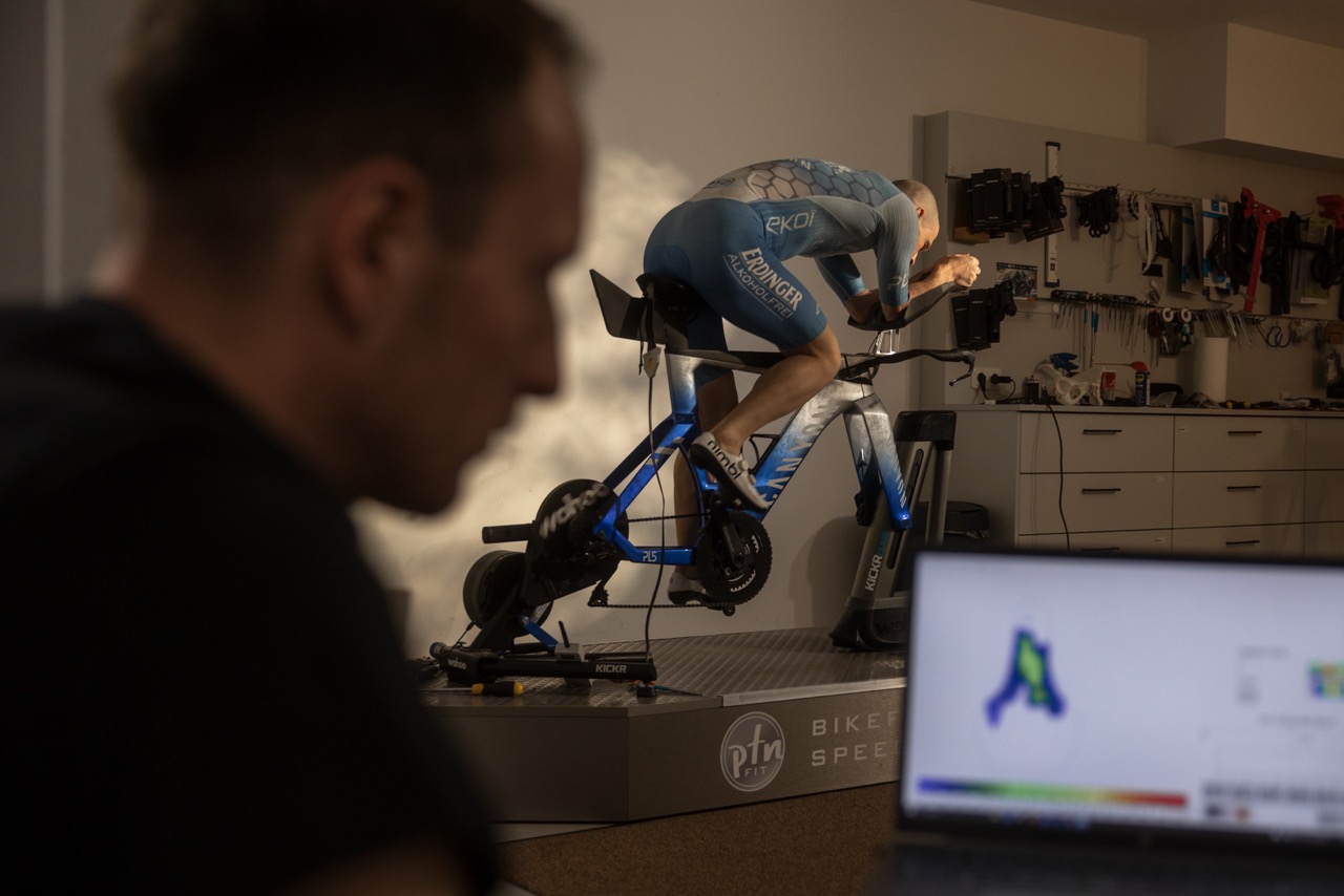 Triathlet bei einer Druckanalsyse beim Bikefitting
