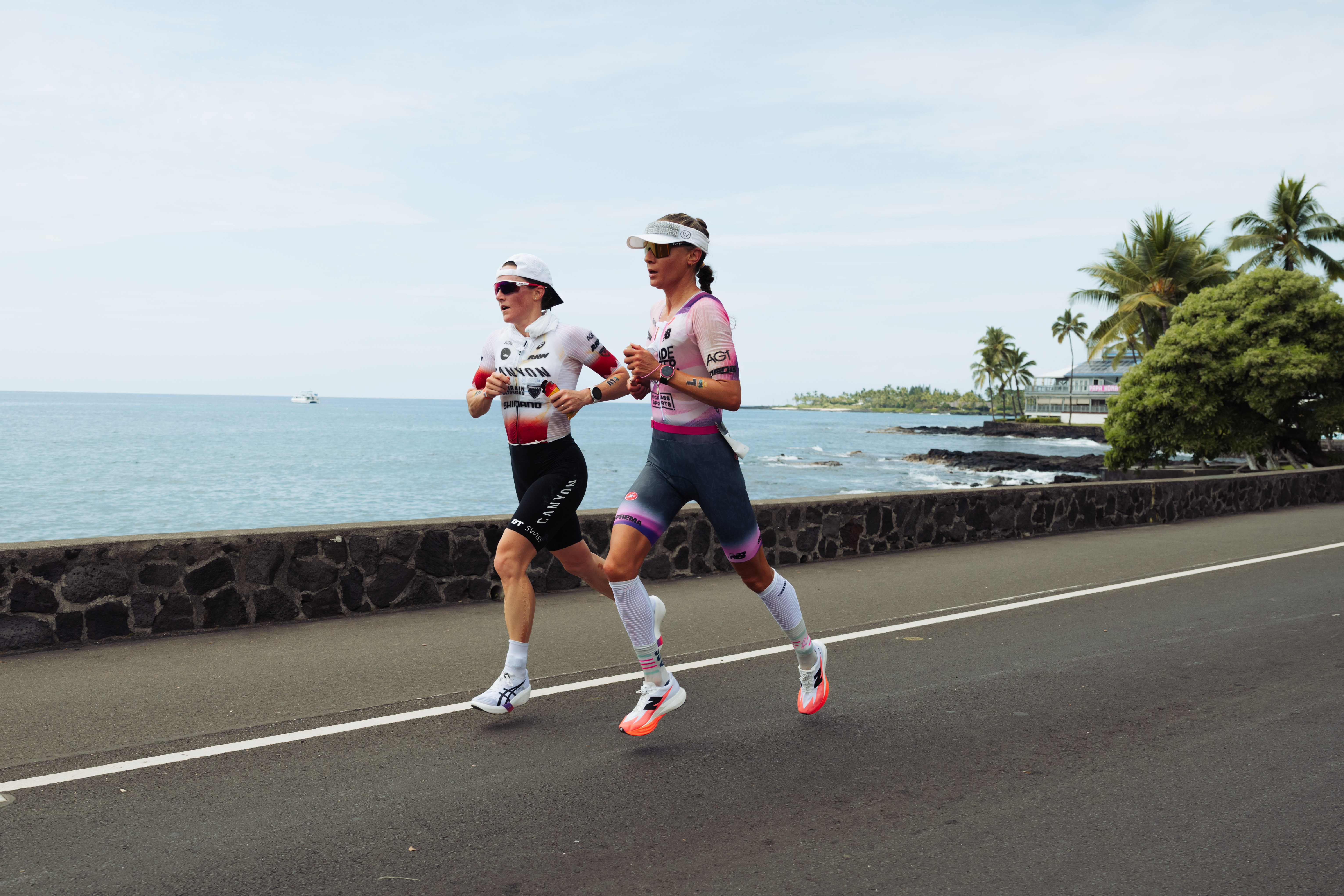 Laura Phillip beim Lauf eines Triathlons. Neben ihr läuft eine weitere Athletin