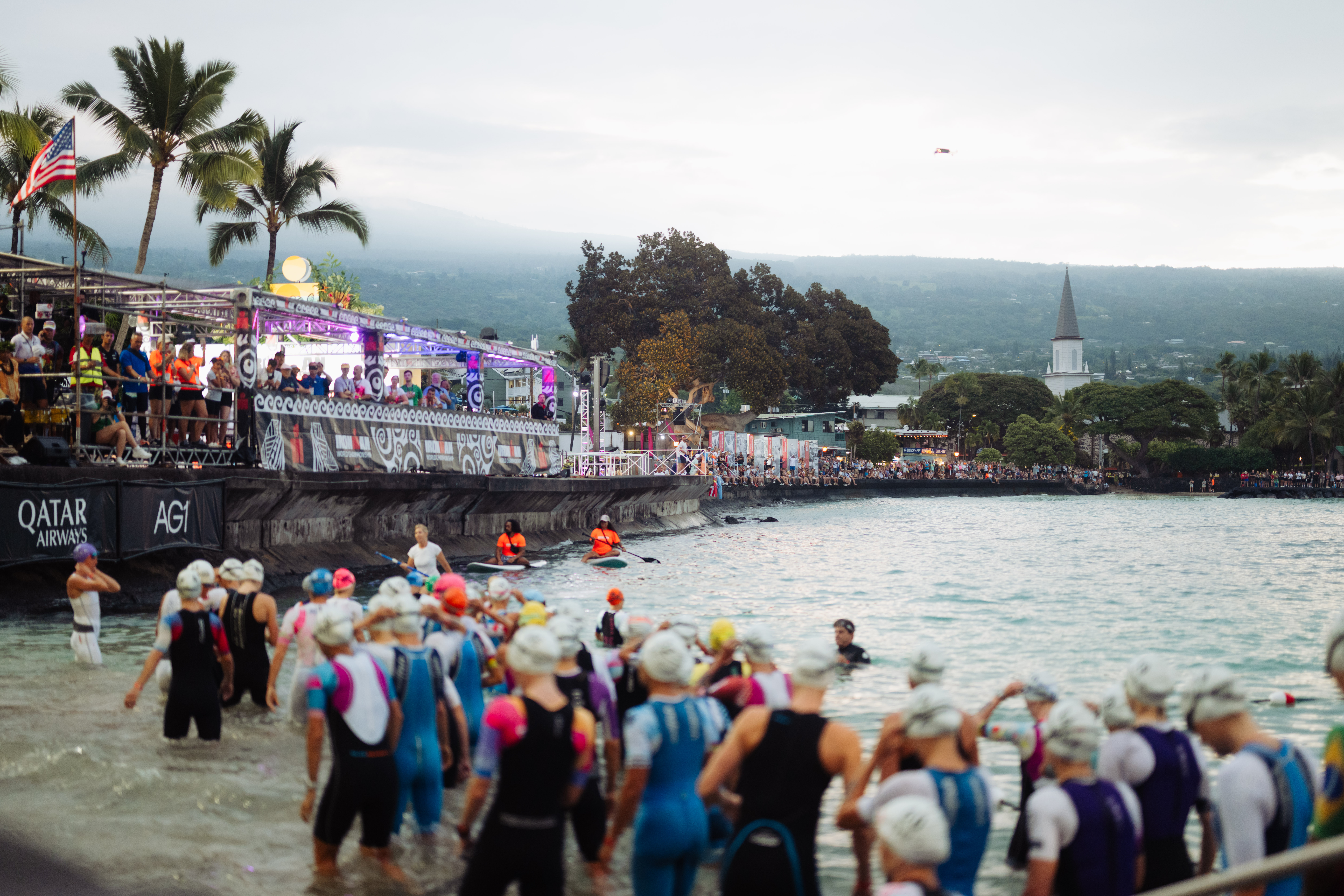 Triathleten stehen vor einem Fluss und warten auf den Startschuss