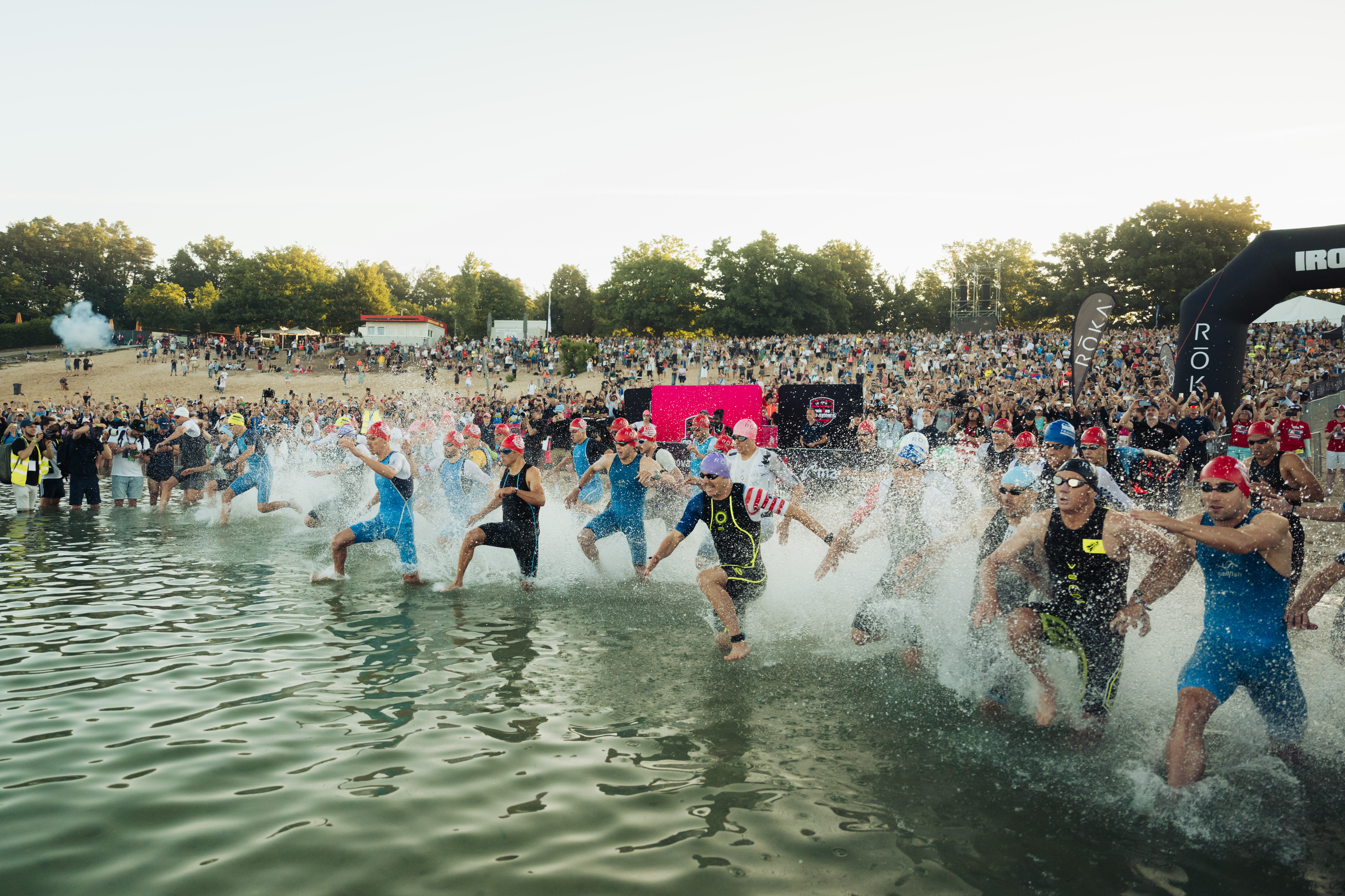 Triathleten beginnen im Wasser mit der Schwimmdistanz