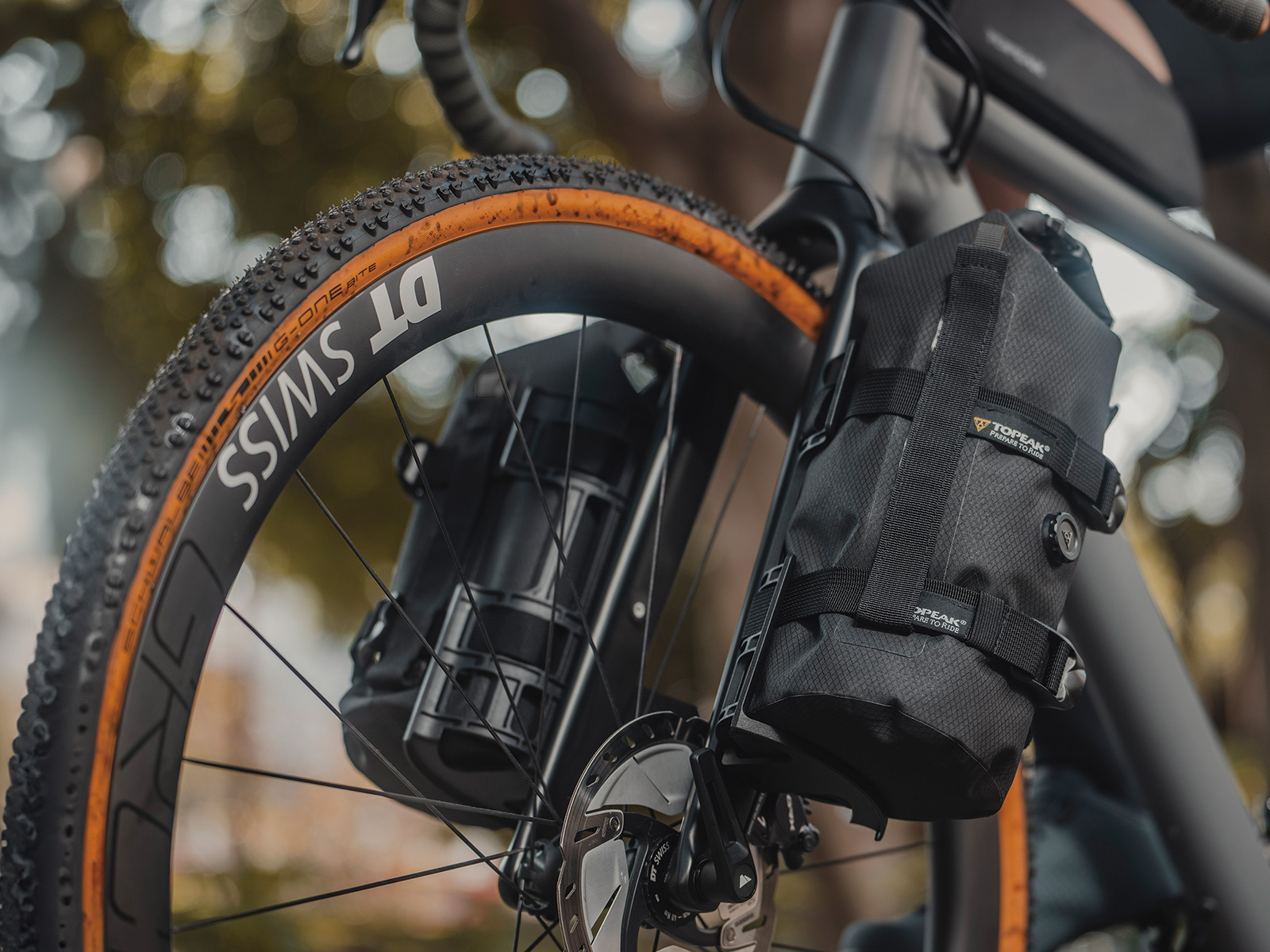 Gravelbike mit zwei Gabeltaschen am Vorderrad