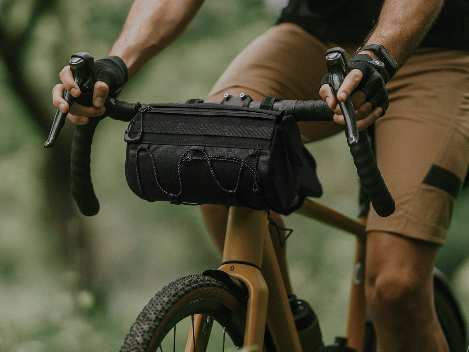 Gravelbike mit befestigter Lenkertasche