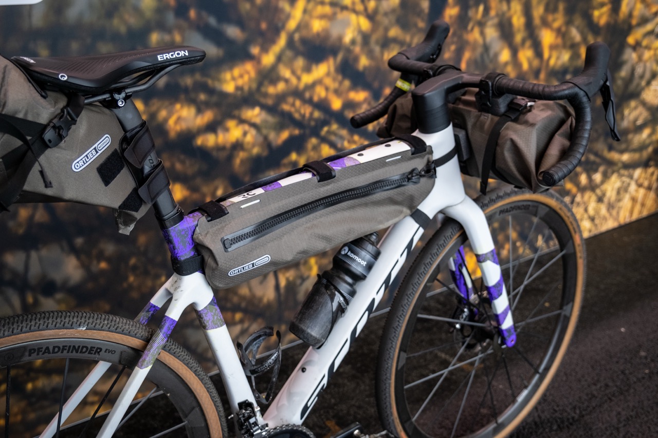 Mountainbike mit verschiedenen Taschen, darunter eine große Rahmentasche.