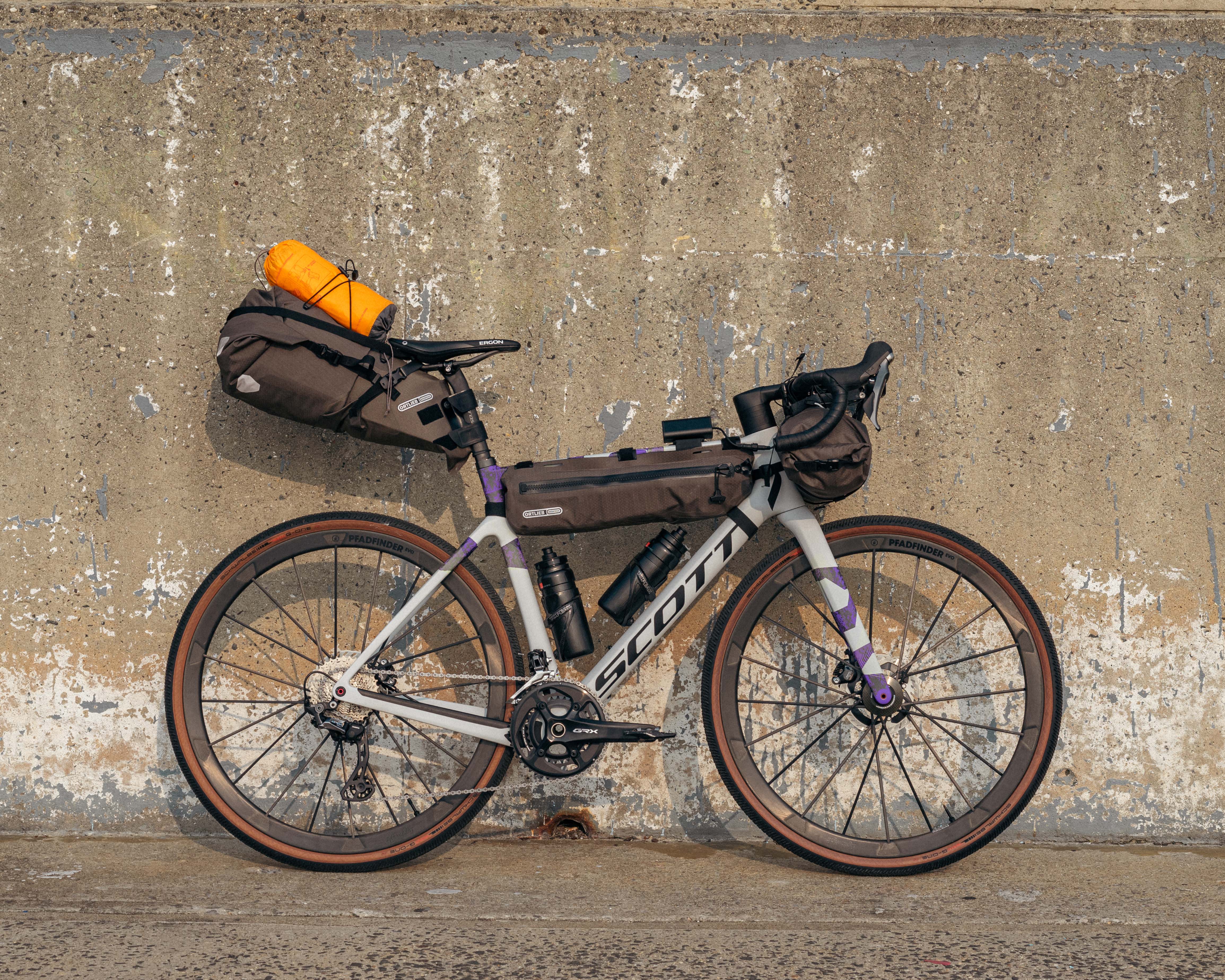 Mit vielen Packtaschen ausgestattetes Gravelbike