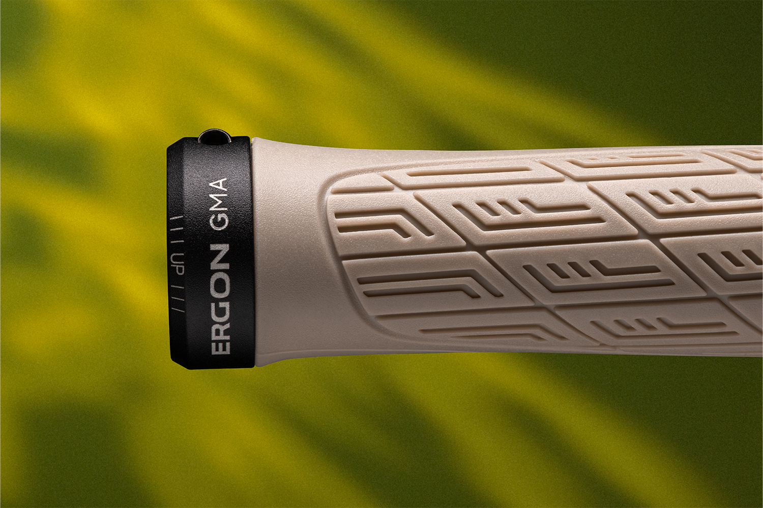 Griffklemme des Ergon GMA mit eingeprägtem Ergon-GMA-Logo, Nahaufnahme
