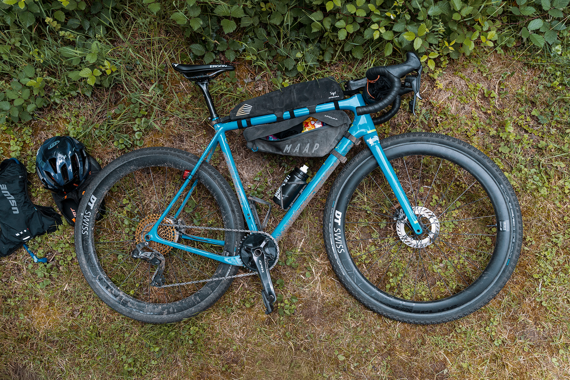 Teal gravel bike with frame bag mounted, photographed from above lying in the grass
Phographer Jakab Rokob