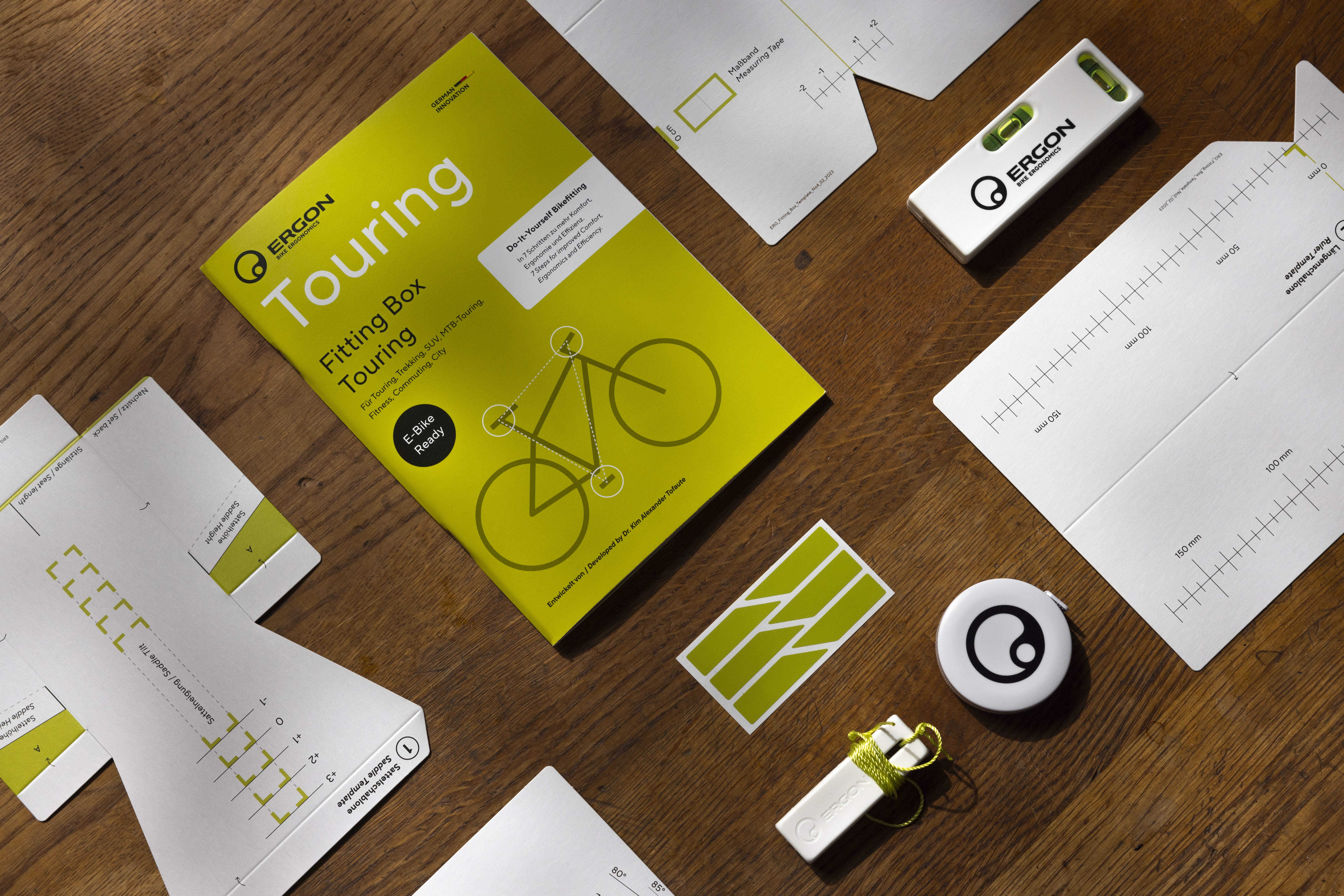 Inhalte der Bike Fitting Box Touring, Wasserwaage, Maßband und Schablonen. 