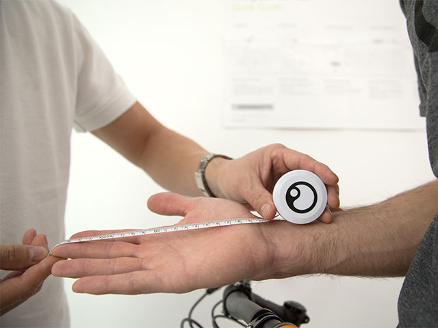 Vermessung der Handfläche mit Fittingbox-Equipment von Ergon