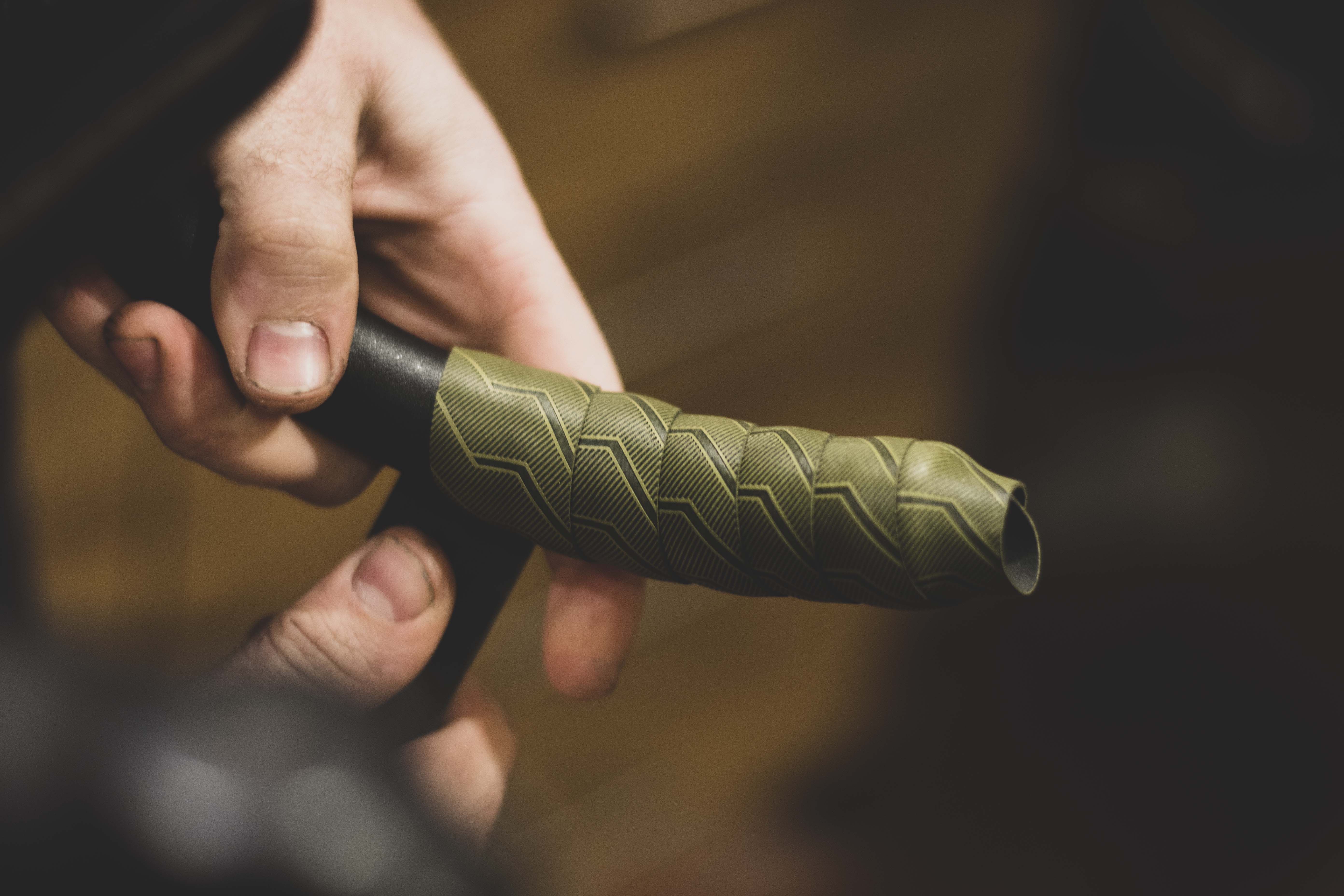 Wickeln des Ergon Lenkerbandes BT Gravel in Swap Green auf der Unterseite des Lenkers, Perspektive 1