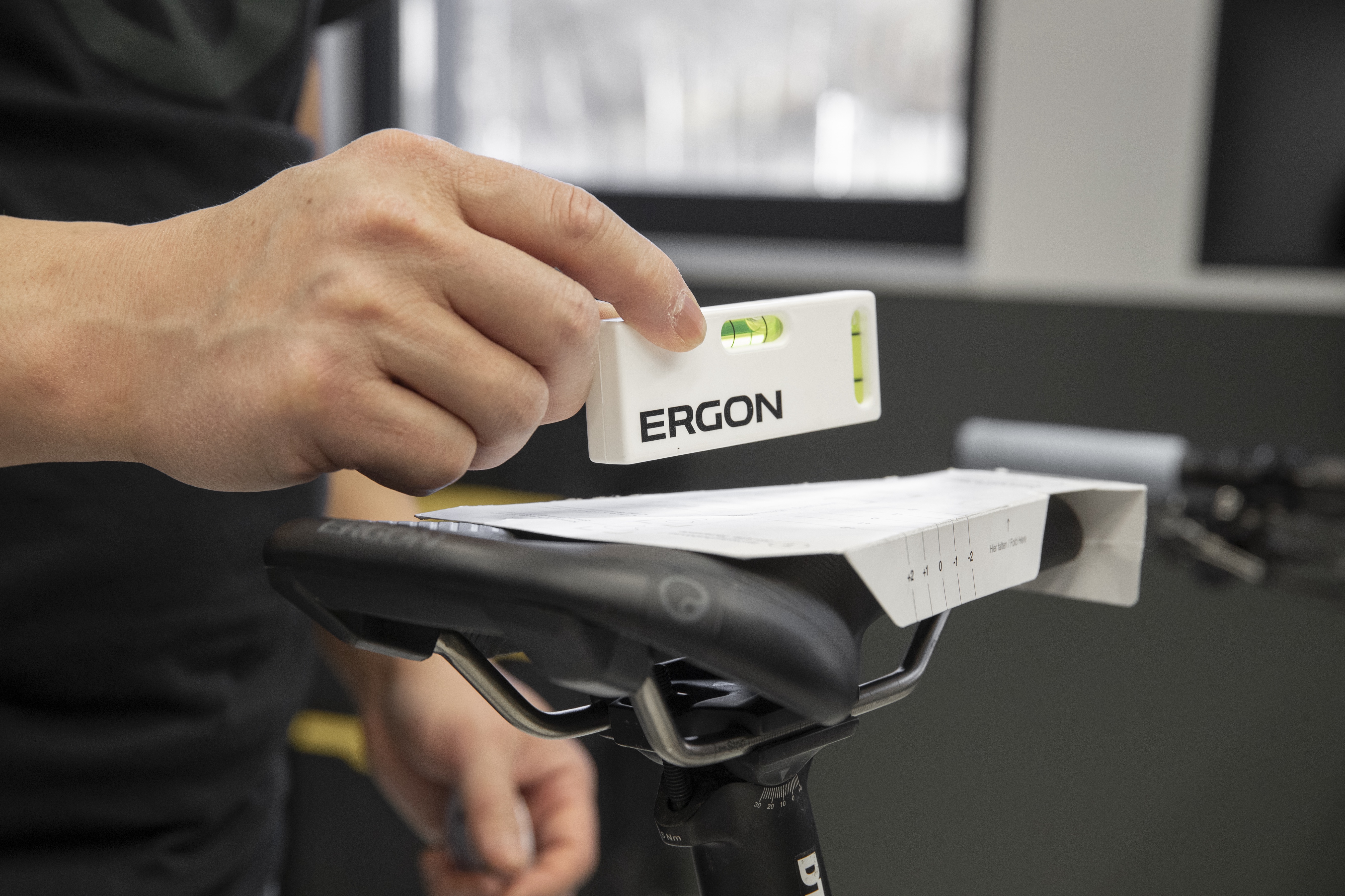 Einstellung der Sattelneigung für Ergon Sattel mit der Wasserwaage aus der Fitting Box