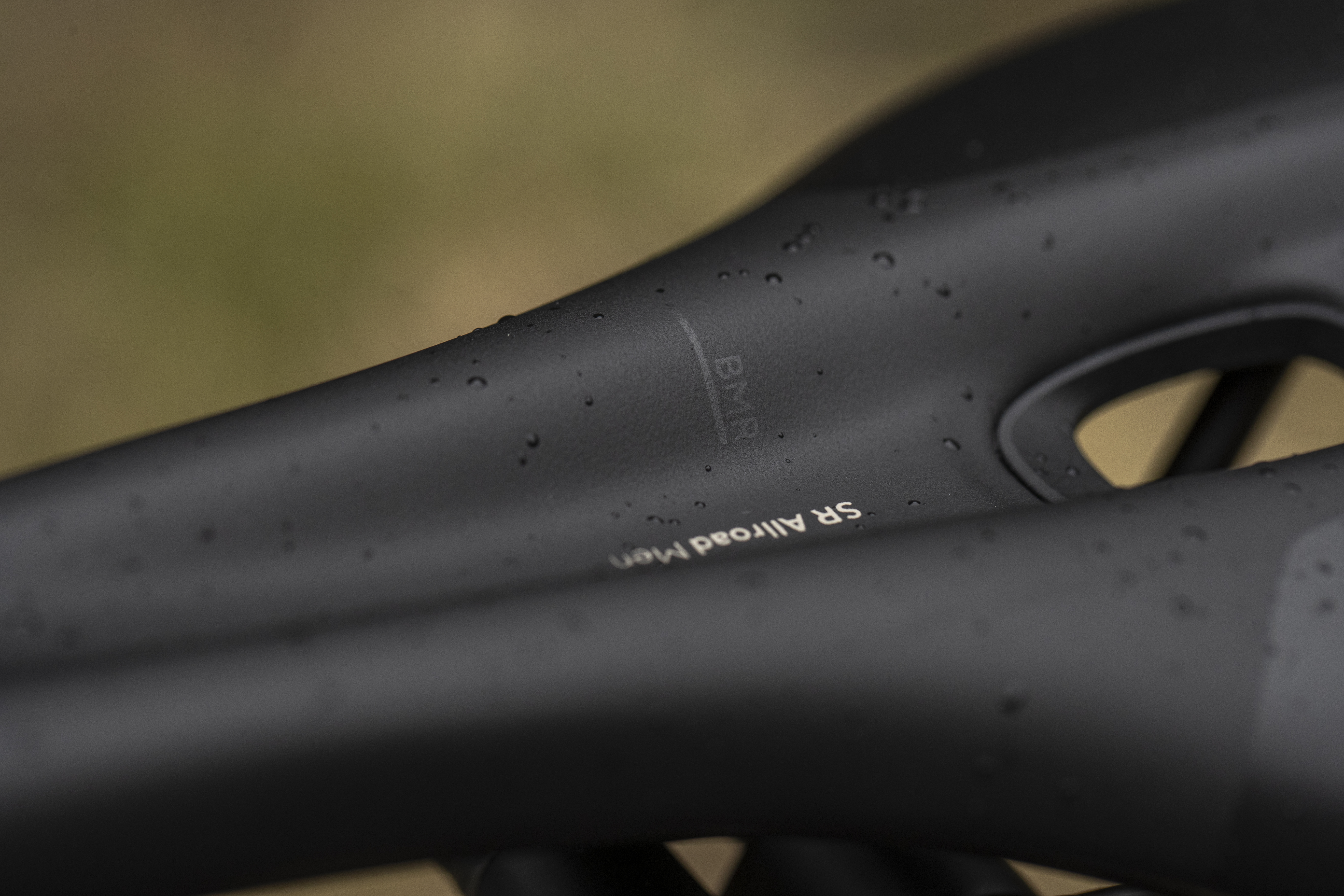 Detailaufnahme eines Ergon SR Allroad Gravel Sattels mit der BMR-Linie zur präzisen Sattelausrichtung