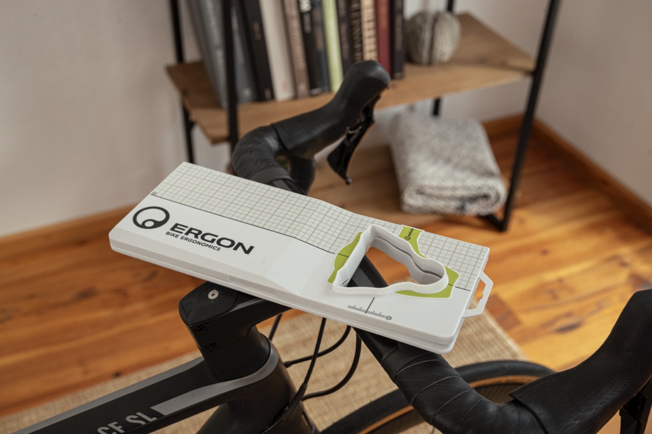 TP1 Cleat Tool auf Lenker Das Ergon TP1 Cleat Tool liegt auf einem Fahrradlenker.
