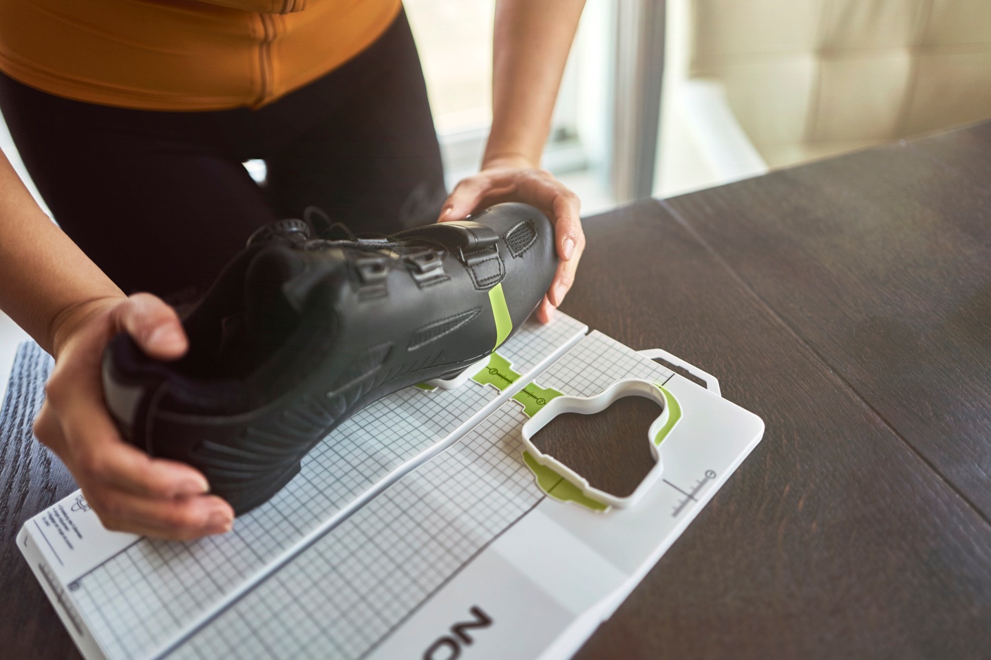 Fahrradschuh wird mit Hilfe eines Markeirungsstickers auf dem Ergon TP1 Cleattool ausgerichtet.