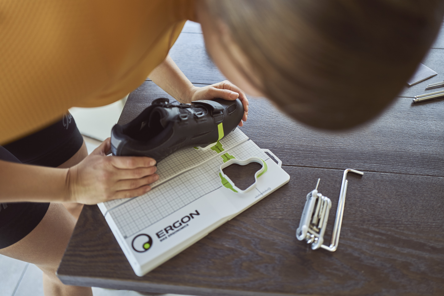 Fahrradschuh Ausrichtung Fahrradschuh wird mit Hilfe von Markierungssticker auf dem Ergon TP1 Cleattool ausgerichtet.