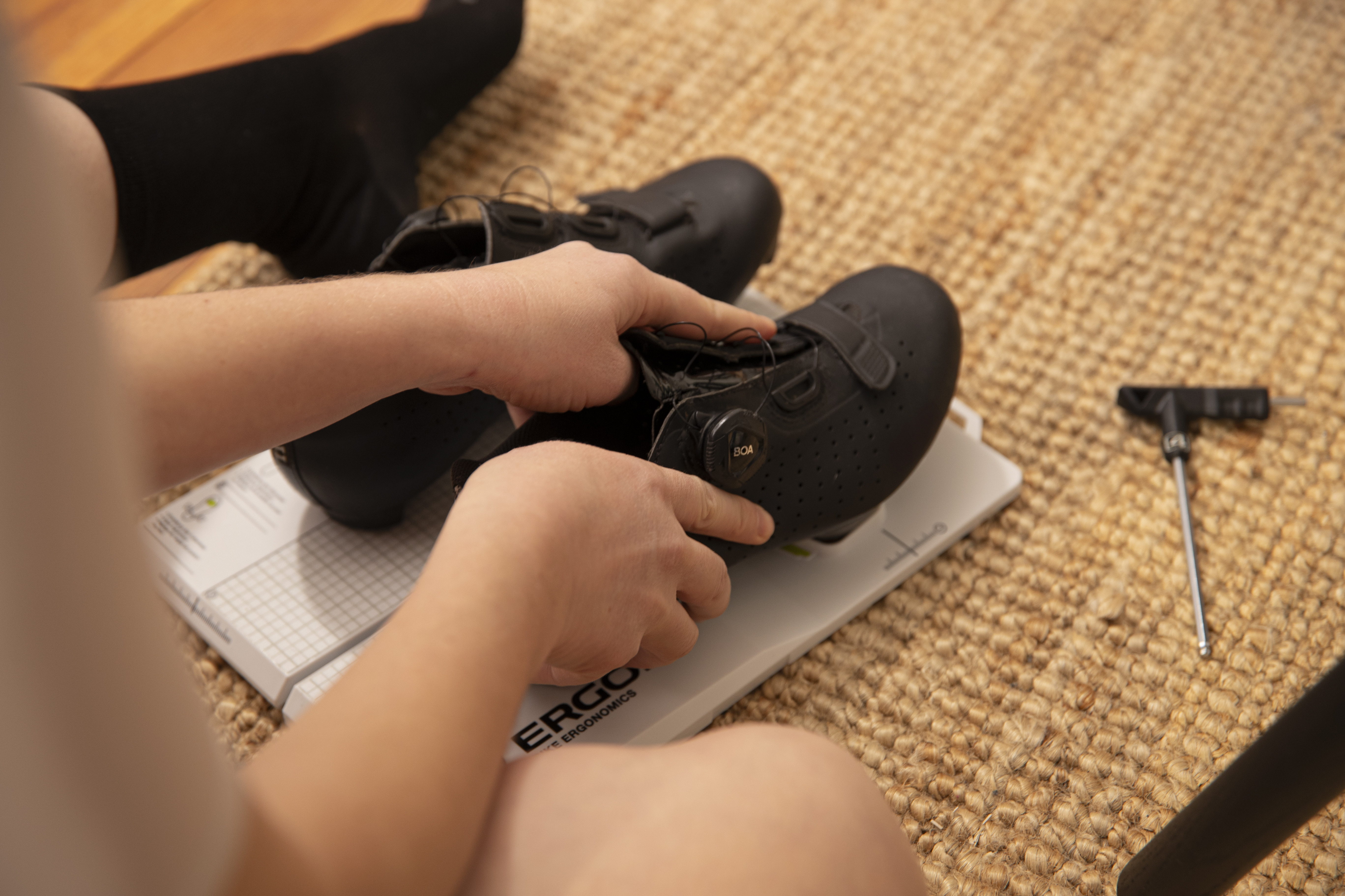 Cleat-Einstellung Fahrradschuhe werden auf dem Ergon TP1 Cleattool ausgerichtet.