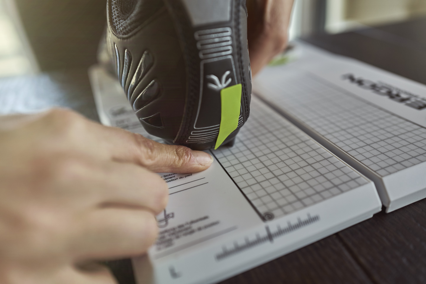 Ausrichtung Ferse Mithilfe eines Markierungsstickers wird die Ferse eines Fahrradschuhs auf dem Ergon TP1 Cleattool ausgerichtet.